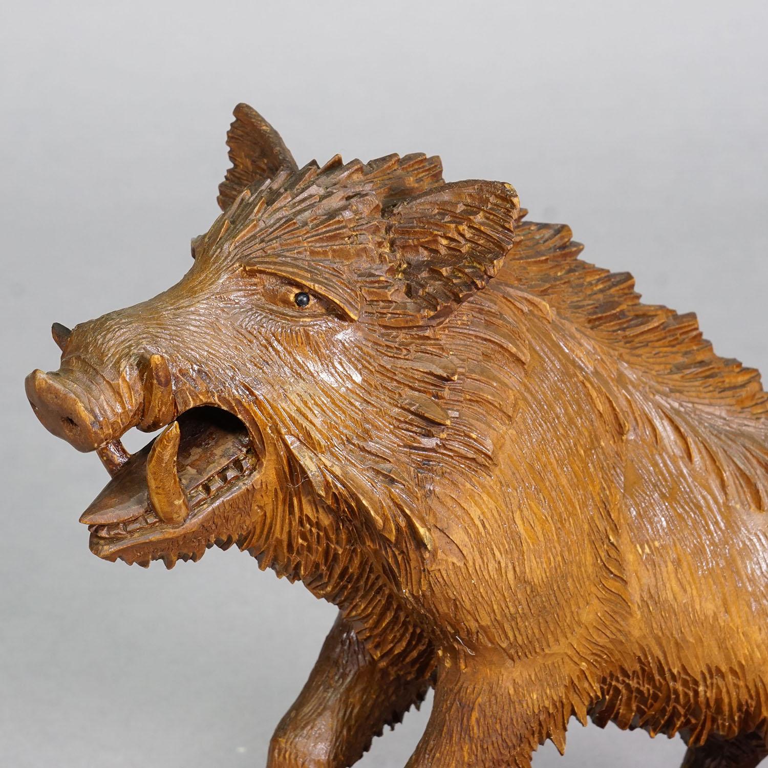 Grosses hölzernes Wildschwein Handgeschnitzt in Brienz ca. 1930er Jahre (Mitte des 20. Jahrhunderts) im Angebot