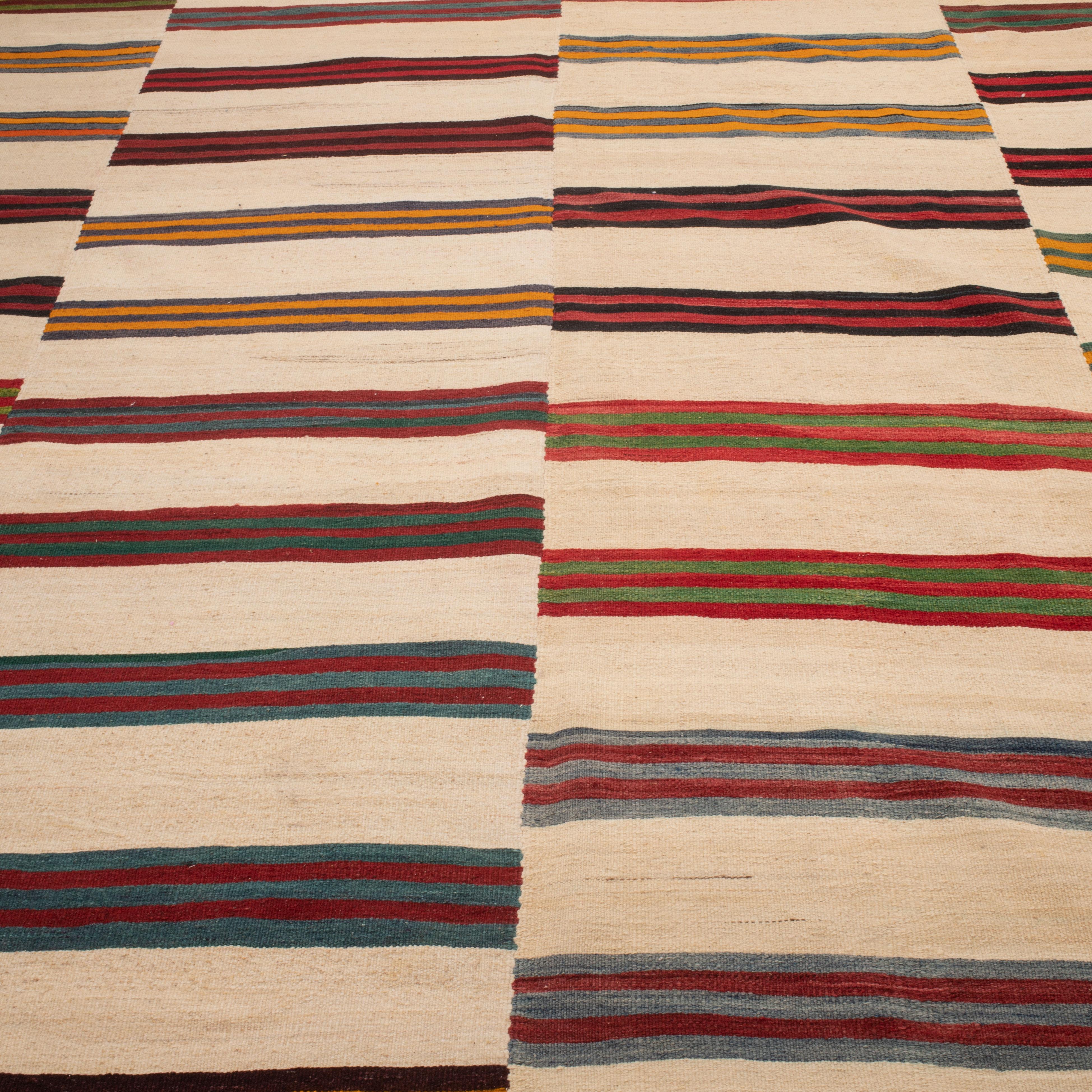 Tissé à la main Grand kilim en laine d'Anatolie, années 1960/70 en vente