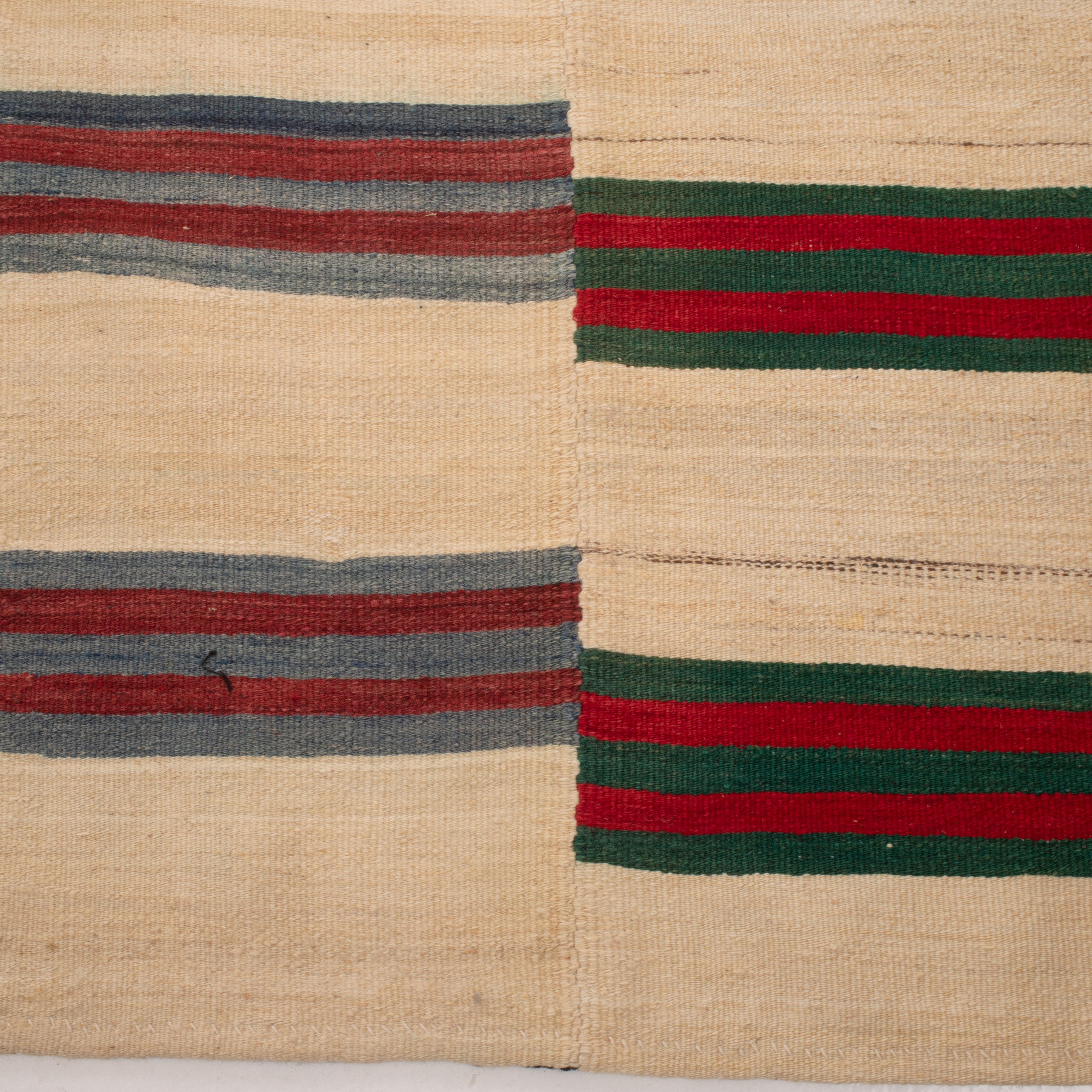 20ième siècle Grand kilim en laine d'Anatolie, années 1960/70 en vente