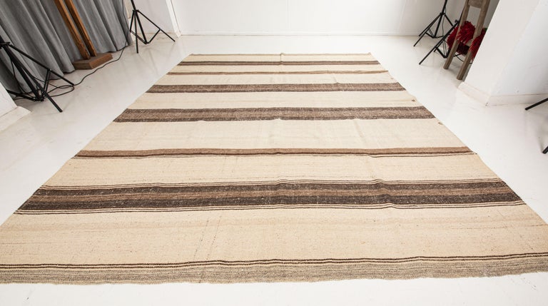 Large Wool Kilim from Central Anatolia, Turkey, Mid-20th Century In Good Condition For Sale In Istanbul, TR