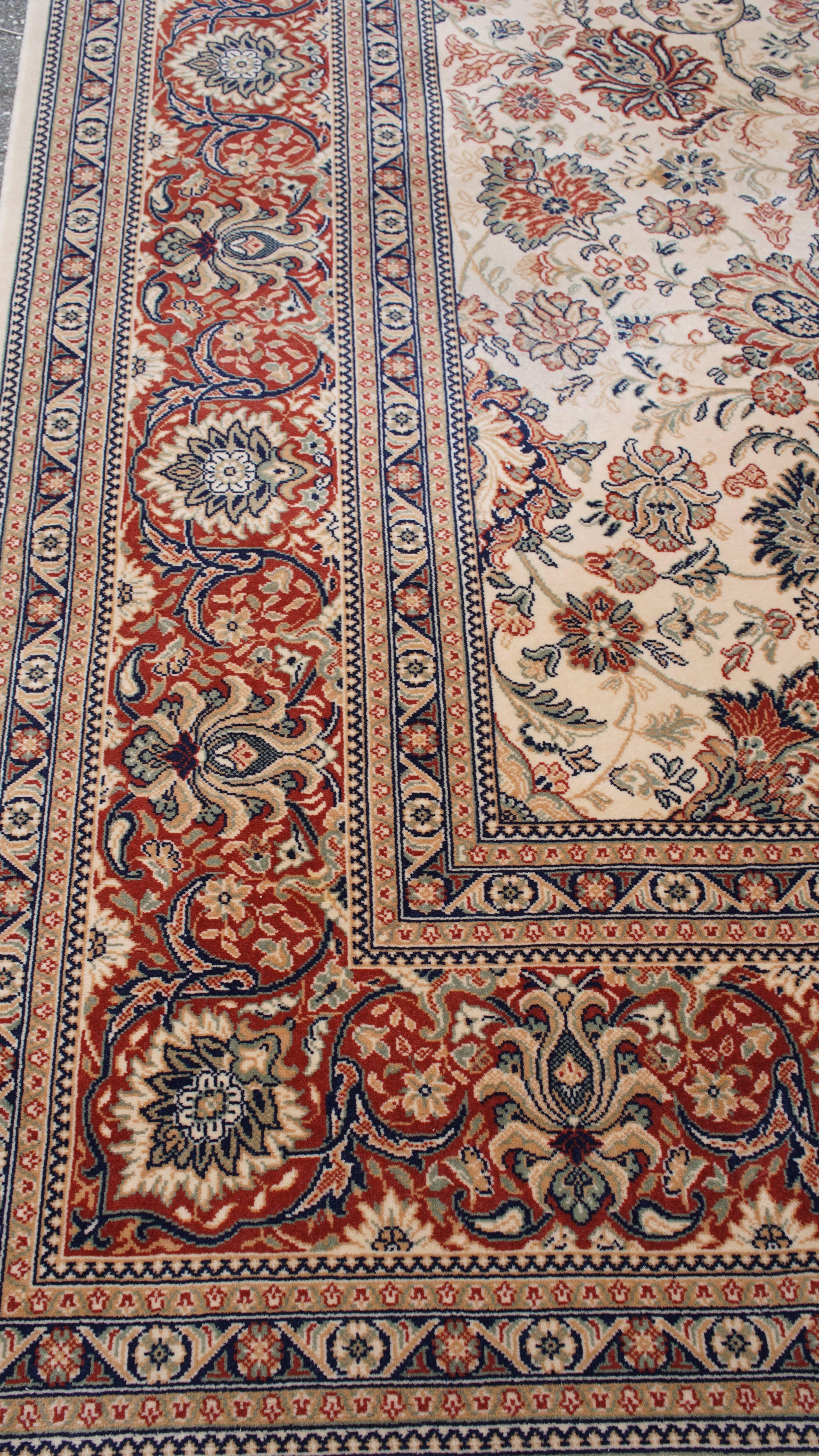 Nous vous proposons ce grand et luxueux tapis en laine aux tons dominants de beige, brun, jaune et rouge, mesurant 403x298 cm. 

Illuminez votre intérieur avec ce superbe tapis aux couleurs magnifiques et aux détails complexes.

Ces types de tapis