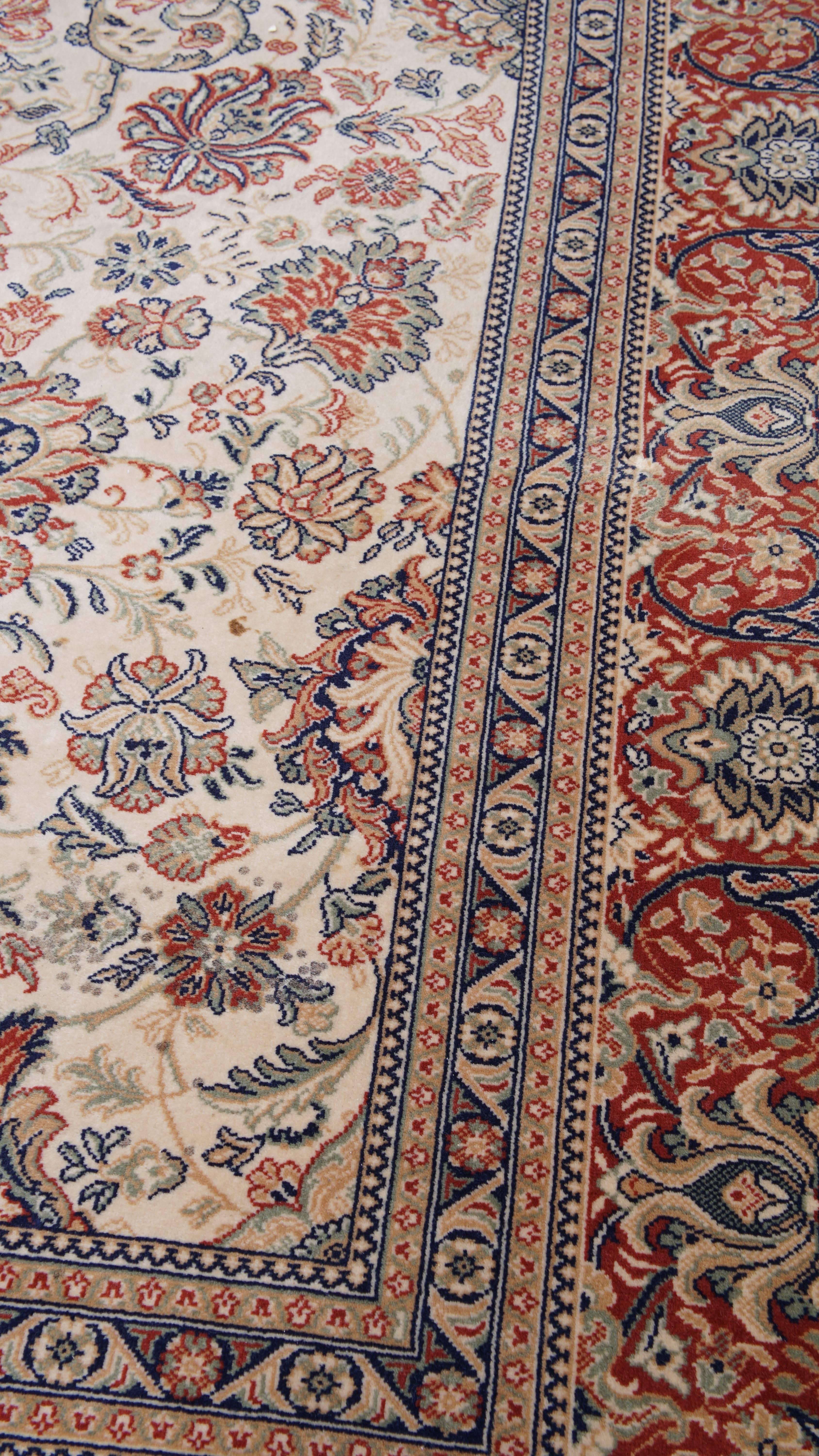 20ième siècle Grand tapis en laine dans les tons beige, brown, jaune et rouge - 403x298cm en vente