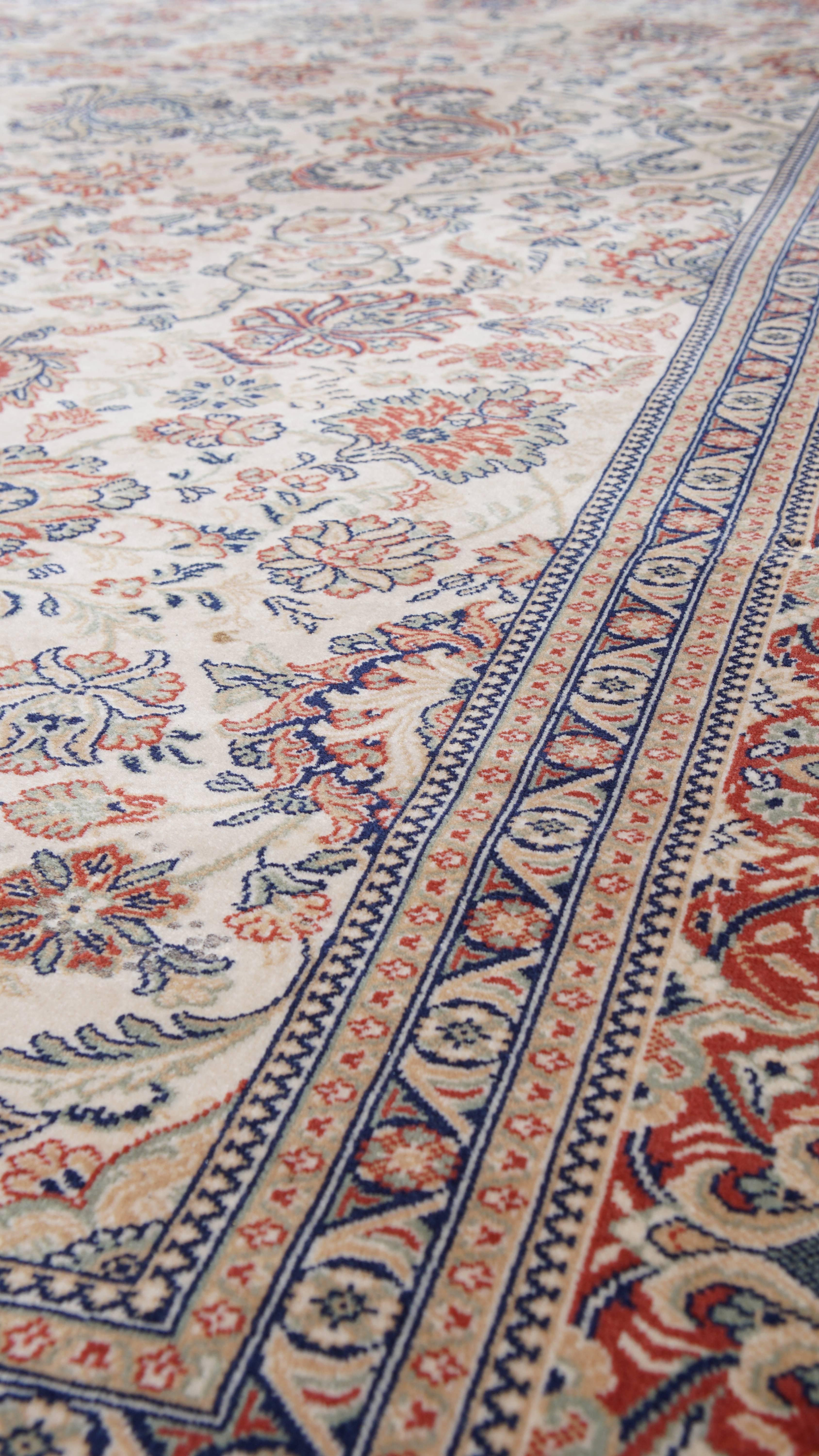 Laine Grand tapis en laine dans les tons beige, brown, jaune et rouge - 403x298cm en vente