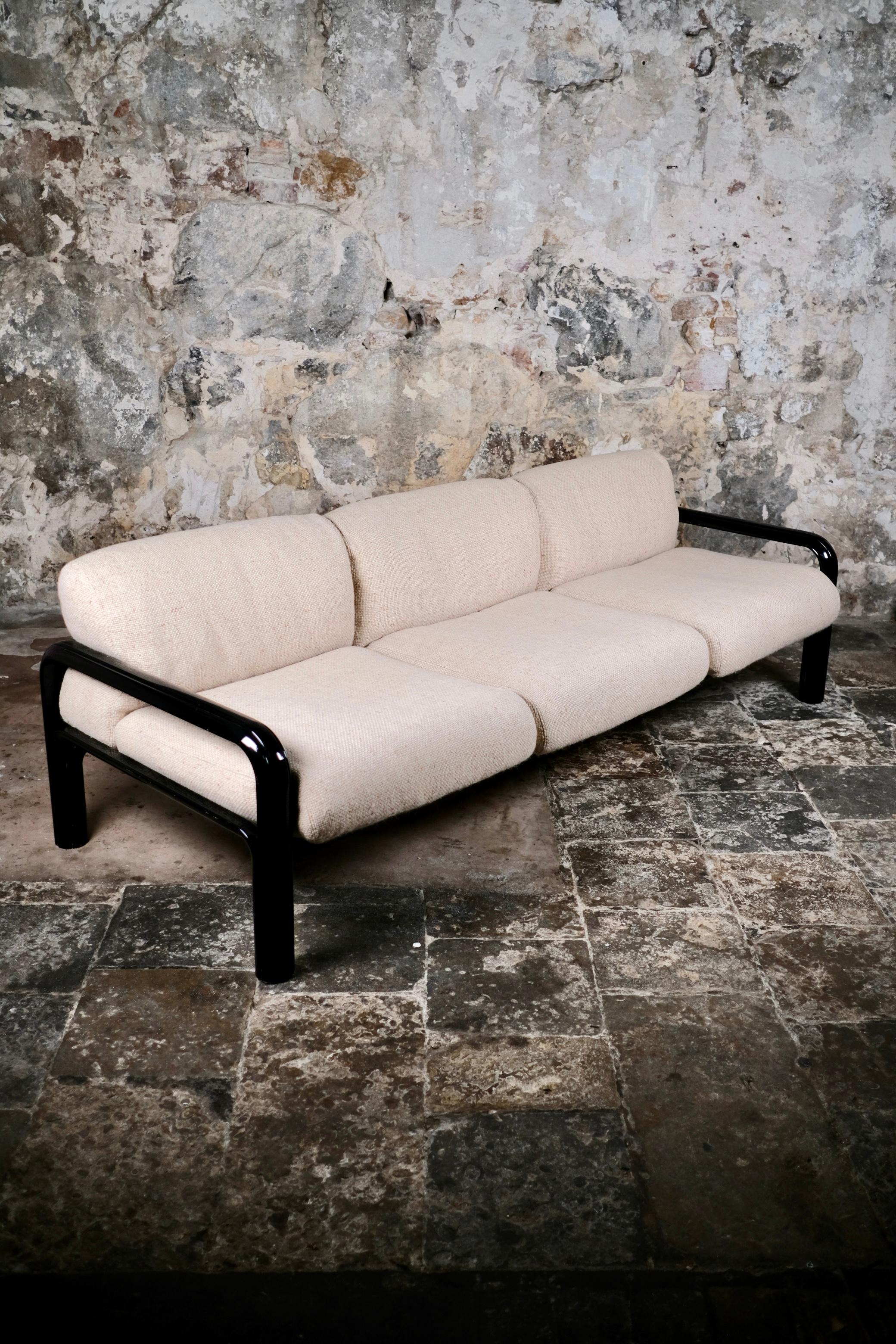 Large sofa, model 54 A, by Gae Aulenti for Knoll, mid-1970s.
Ultra comfortable with good back support.
Cushions covered in the original speckled beige wool fabric, on a curved steel frame with black epoxy finish.
In good overall condition :