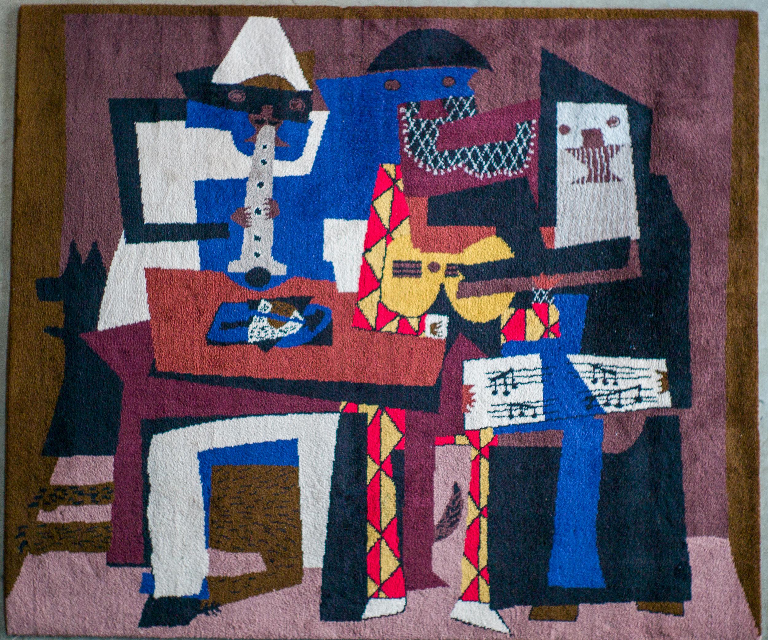 Großer Wandteppich aus Wolle „Musicos Con Mascaras“ nach Pablo Picasso (Moderne der Mitte des Jahrhunderts) im Angebot