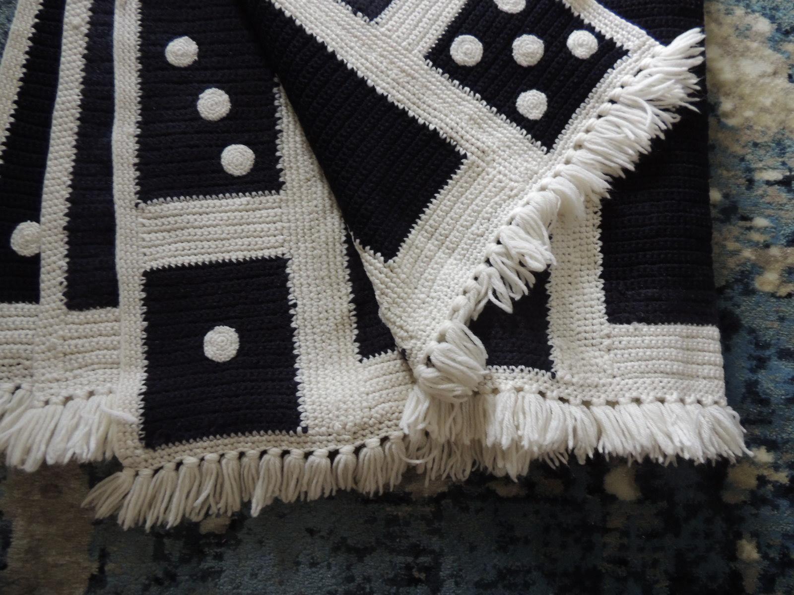 Large woven black and white Afghan throw.
Reversible from solid black and white to a domino pattern.
Small fringes at both ends.
Handwoven in Iceland.
Size: 50