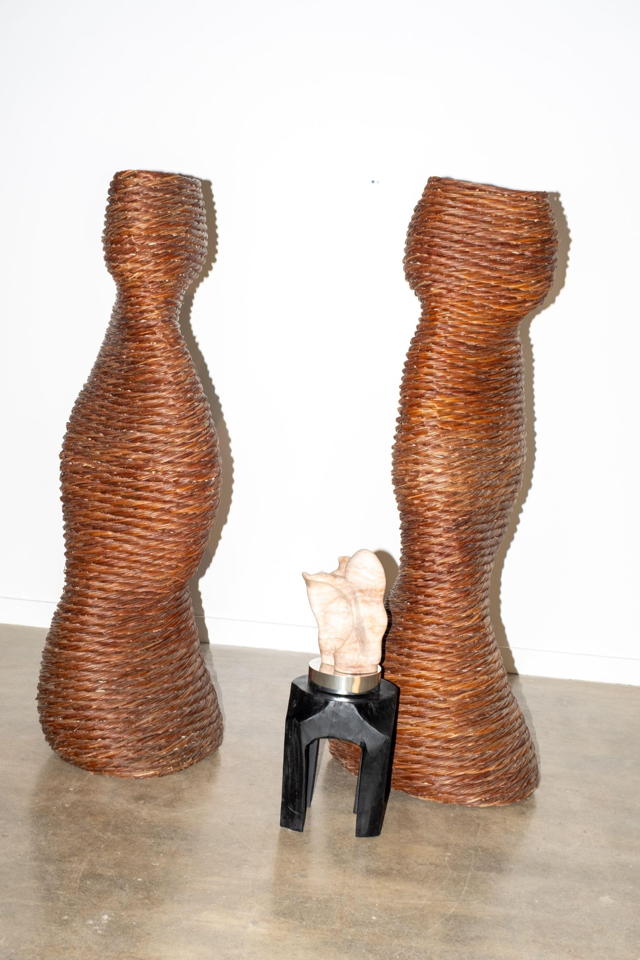 Diese übergroßen Weidenfiguren von Klaus Titze bringen Bewegung und Persönlichkeit in den Raum. Sie haben Charakter und ein wenig Unfug. Sie wurden in den frühen 2000er Jahren handgefertigt und spiegeln die Vorliebe des in Berlin lebenden Künstlers