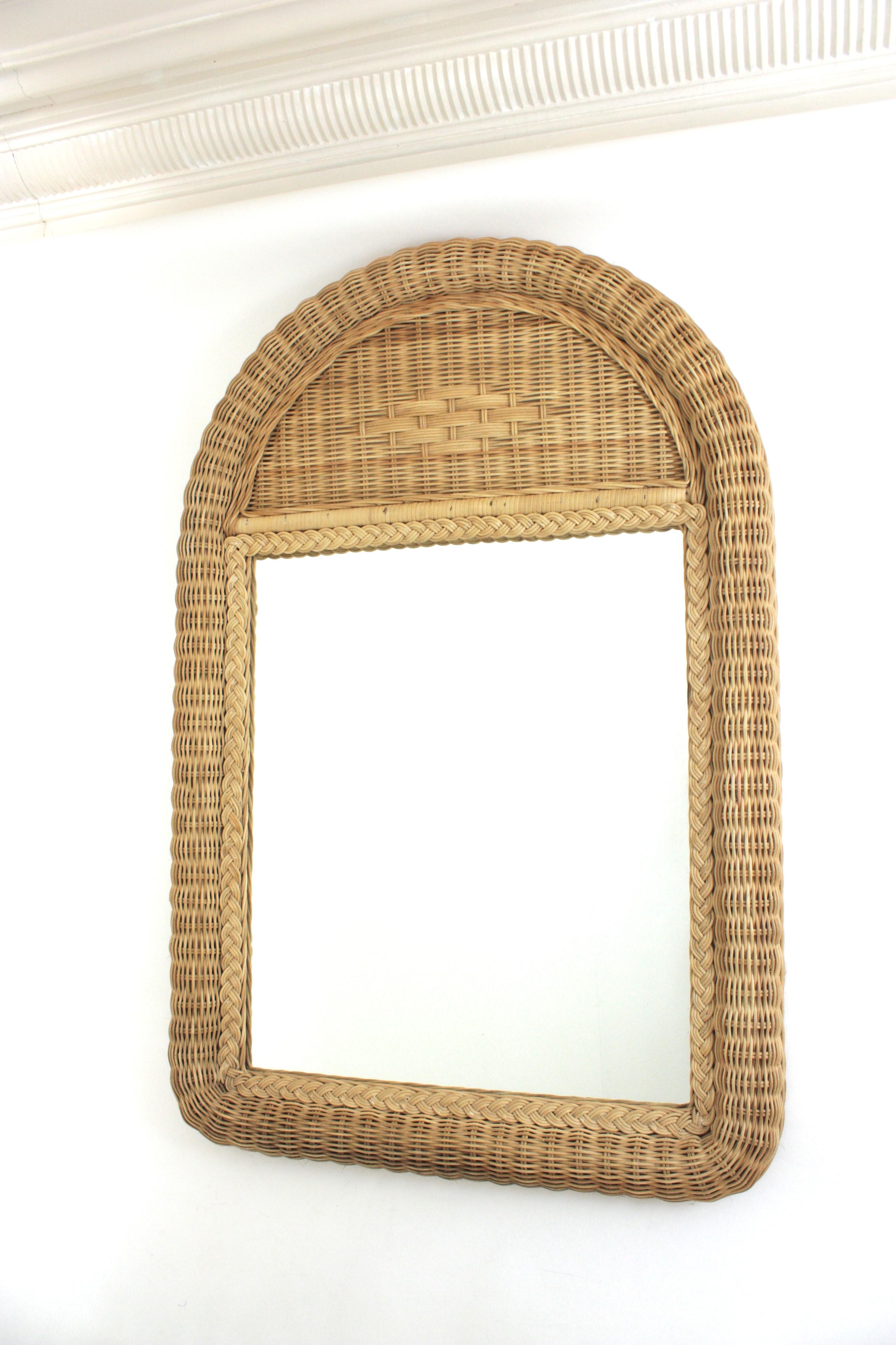 Mid-Century moderno Specchio grande in rattan intrecciato / Specchio consolle con piano ad arco in vendita