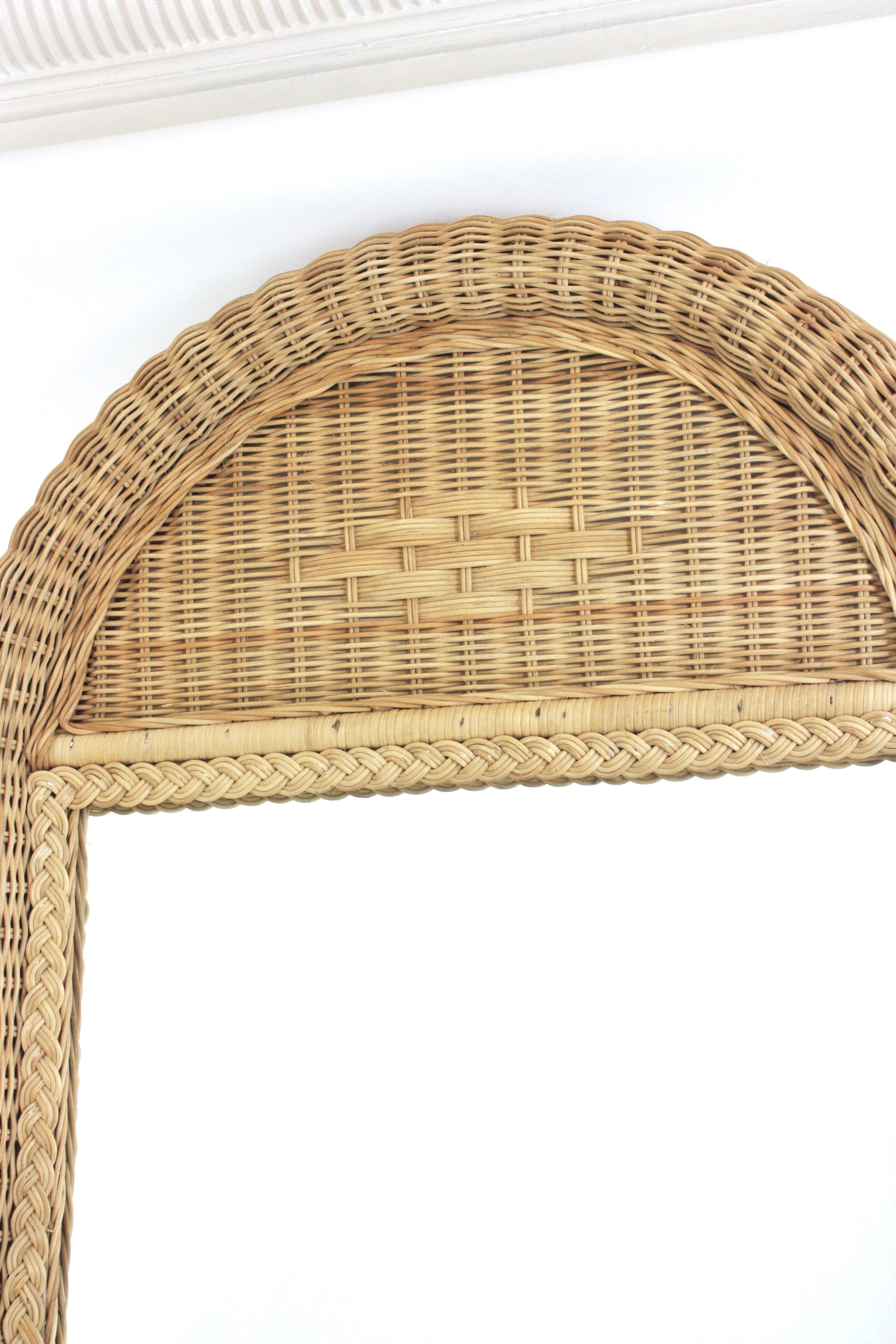 Spagnolo Specchio grande in rattan intrecciato / Specchio consolle con piano ad arco in vendita