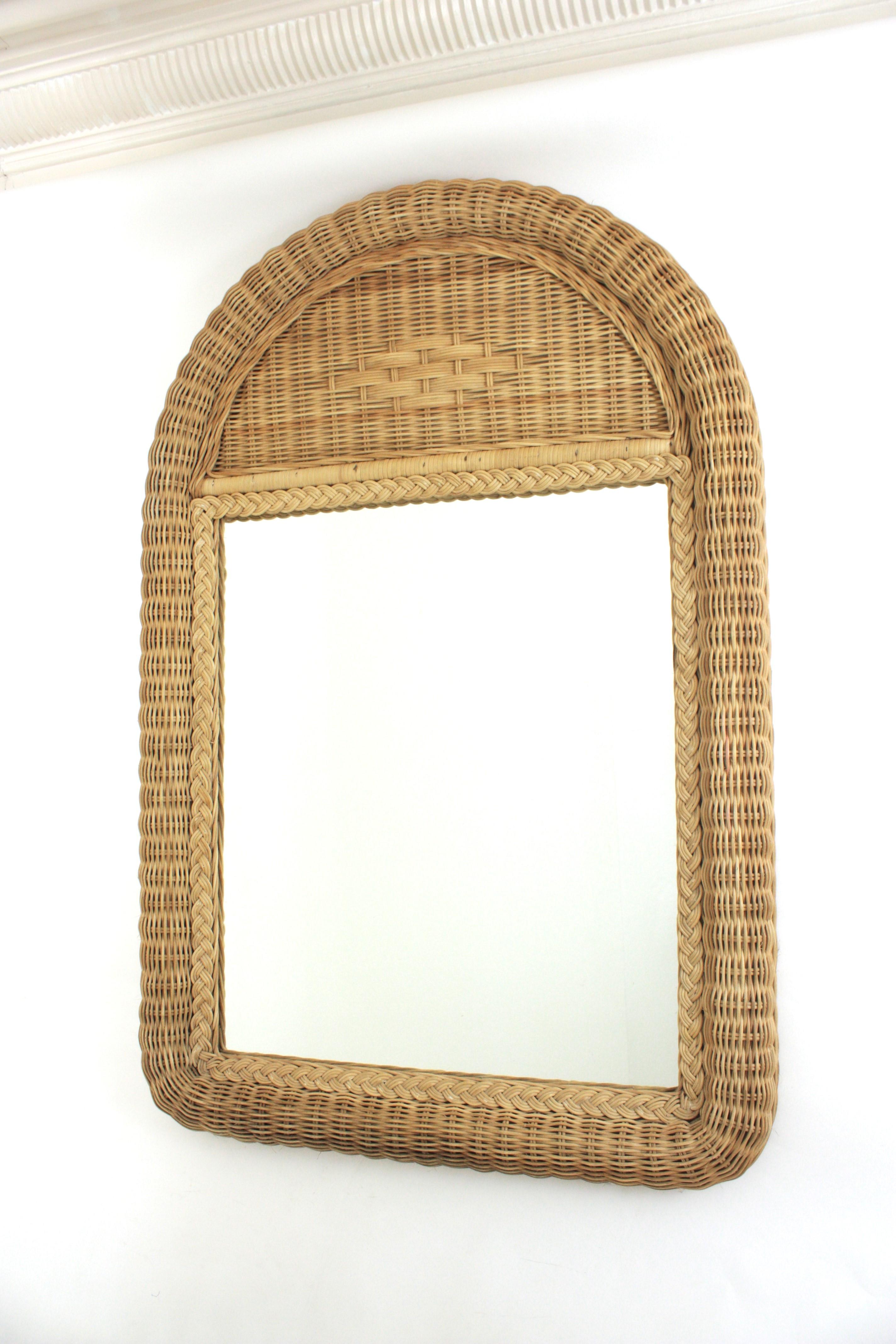 Fatto a mano Specchio grande in rattan intrecciato / Specchio consolle con piano ad arco in vendita