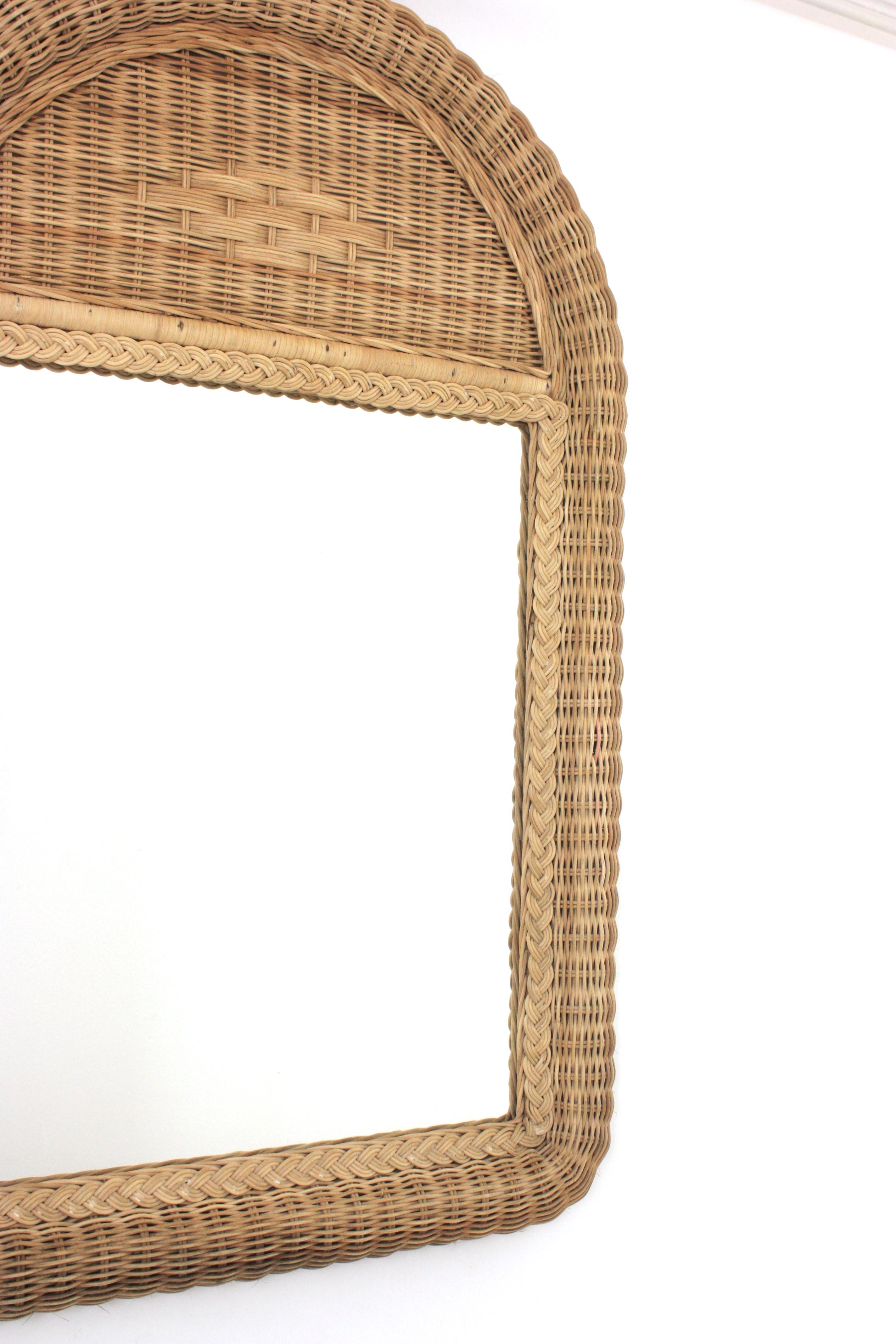 Specchio grande in rattan intrecciato / Specchio consolle con piano ad arco In condizioni buone in vendita a Barcelona, ES