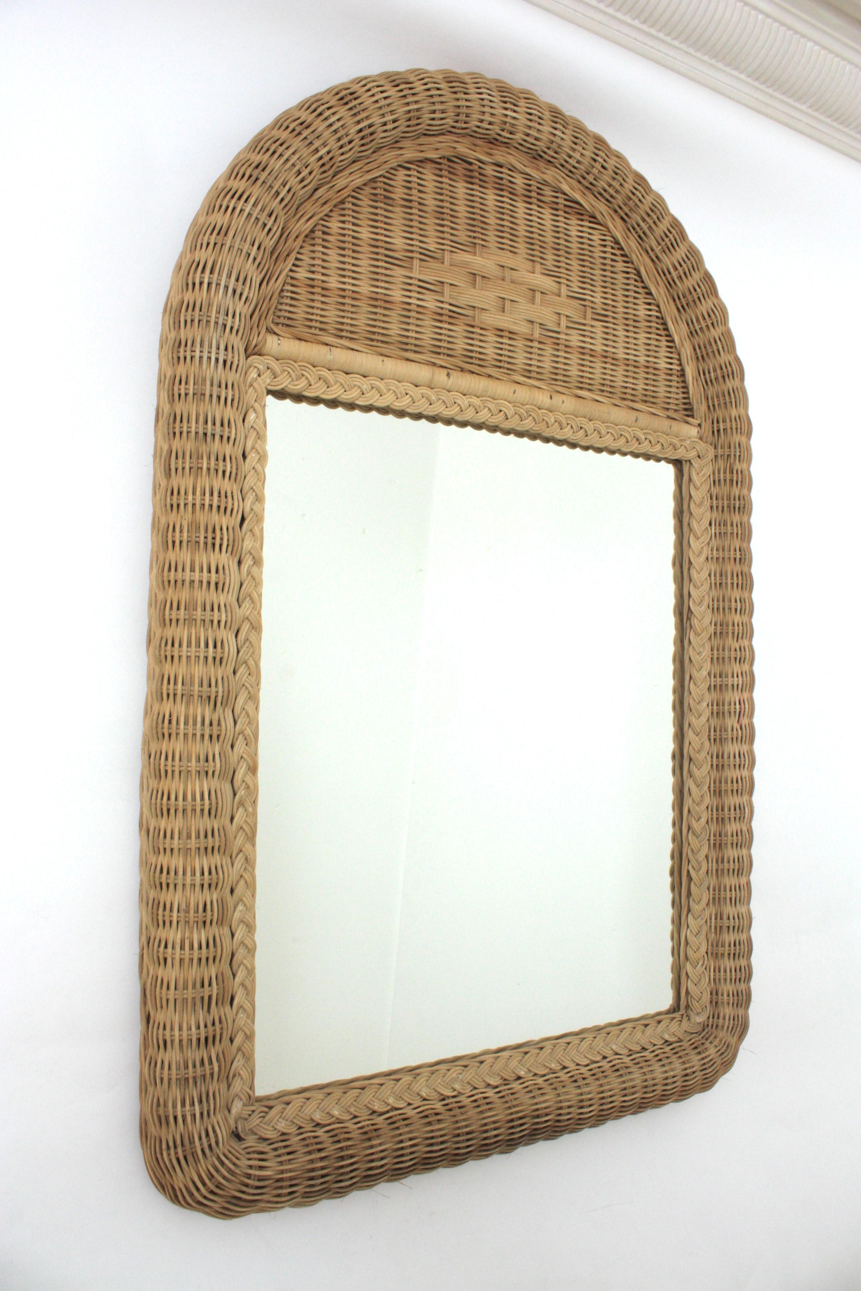 XX secolo Specchio grande in rattan intrecciato / Specchio consolle con piano ad arco in vendita