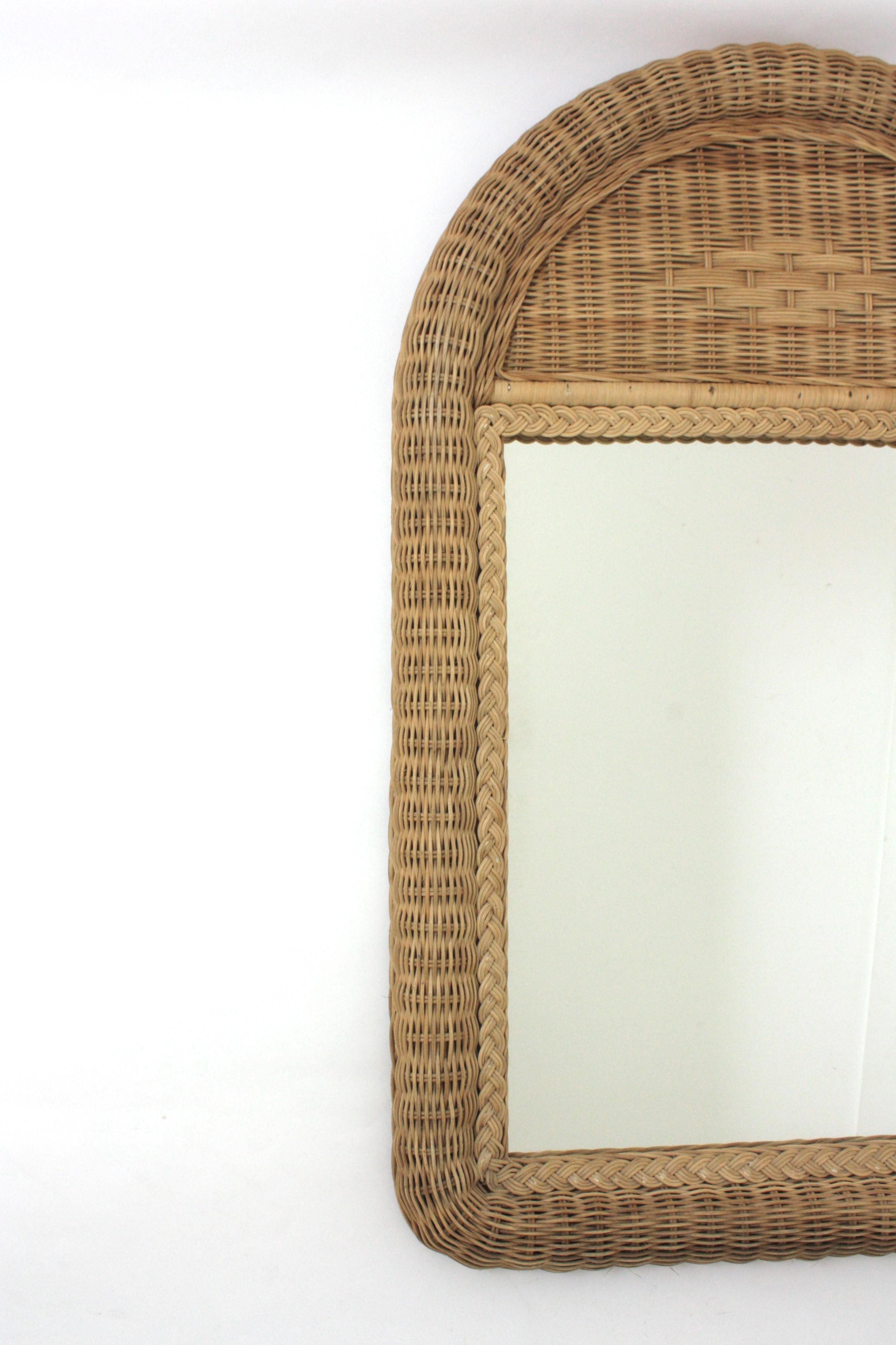 Vimini Specchio grande in rattan intrecciato / Specchio consolle con piano ad arco in vendita