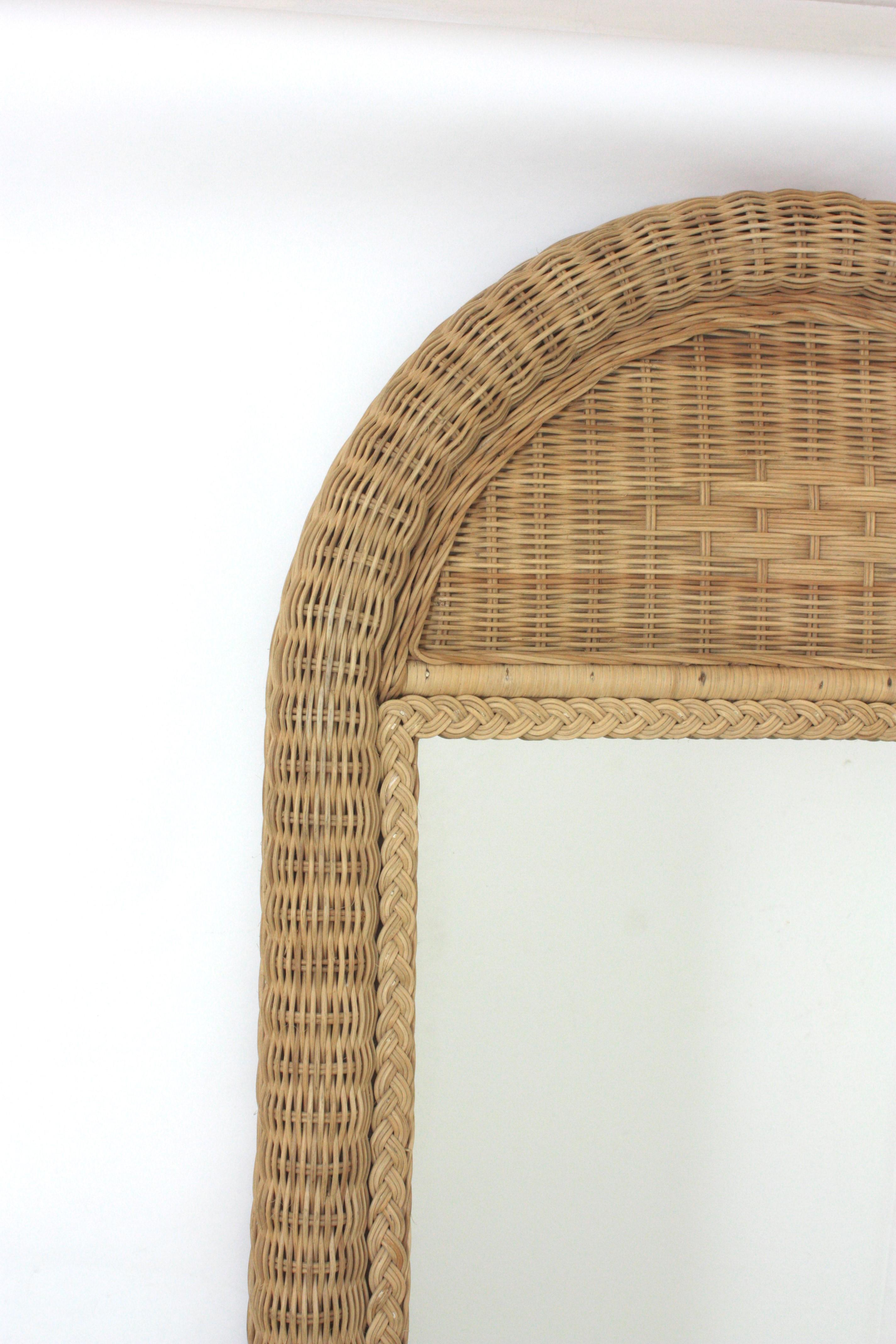 Specchio grande in rattan intrecciato / Specchio consolle con piano ad arco in vendita 1