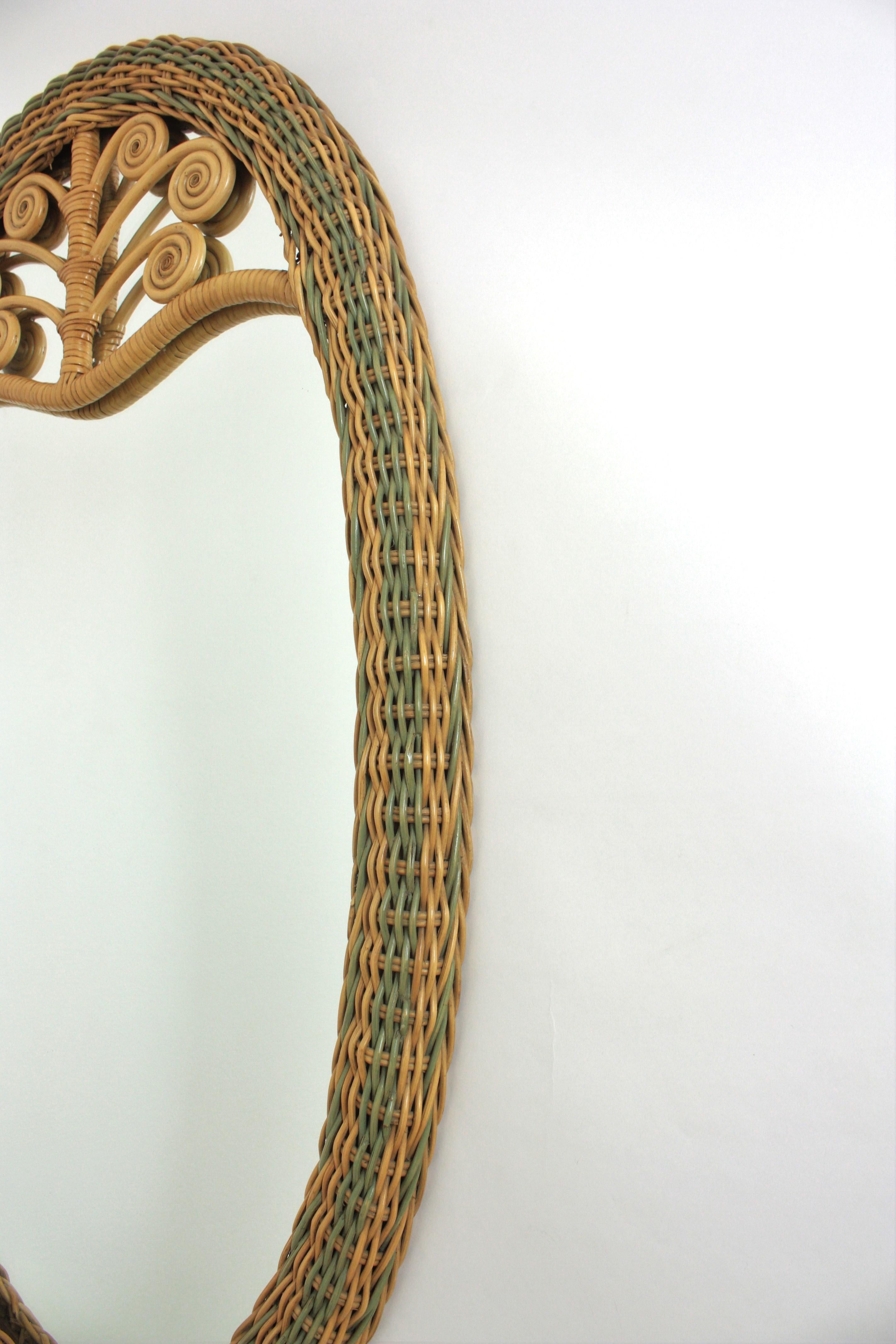 Grande specchio ovale in rattan intrecciato con dettagli in filigrana in vendita 3