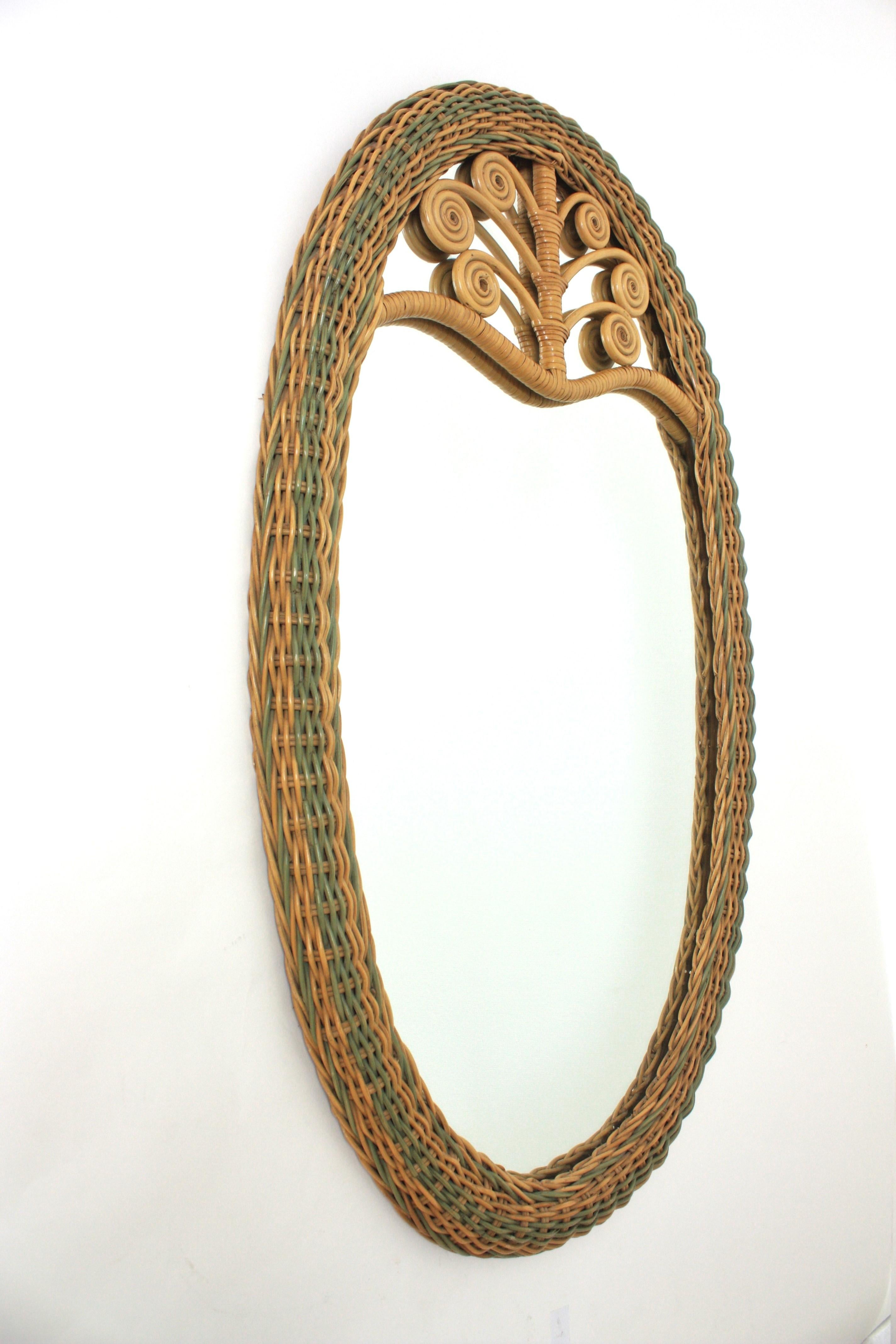 Spagnolo Grande specchio ovale in rattan intrecciato con dettagli in filigrana in vendita