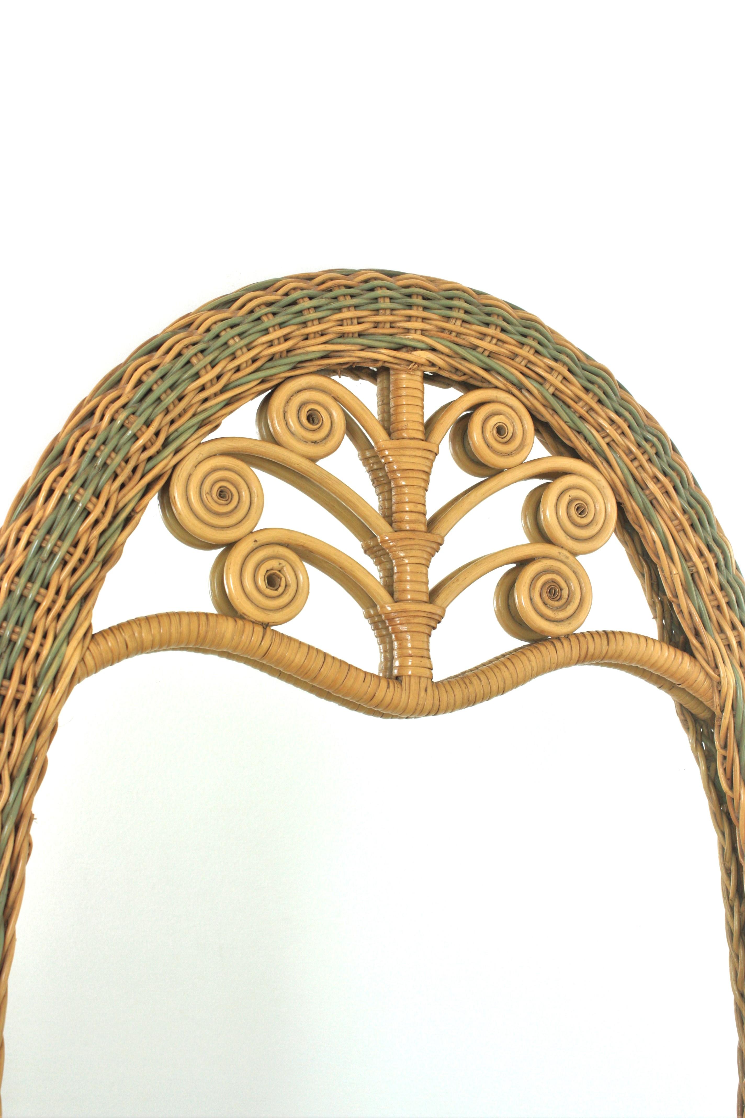 Grande specchio ovale in rattan intrecciato con dettagli in filigrana In condizioni buone in vendita a Barcelona, ES