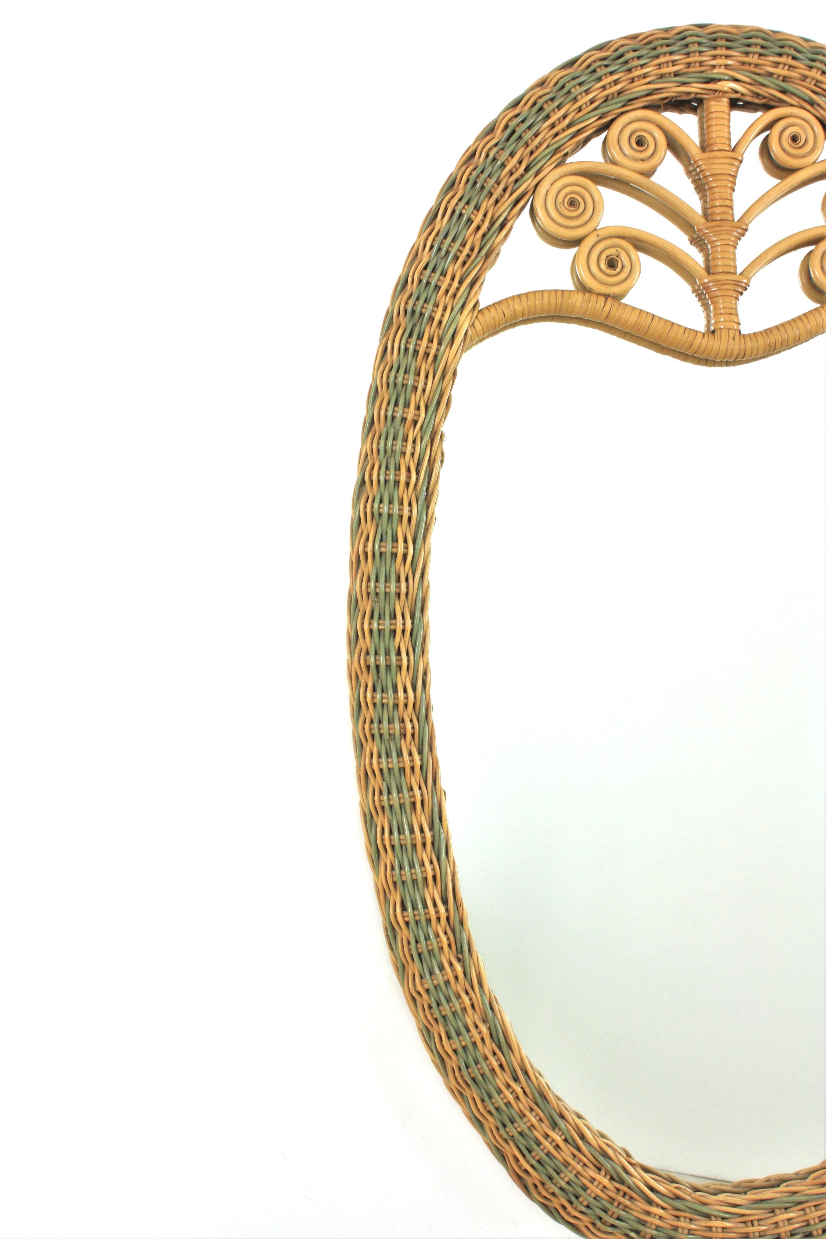XX secolo Grande specchio ovale in rattan intrecciato con dettagli in filigrana in vendita