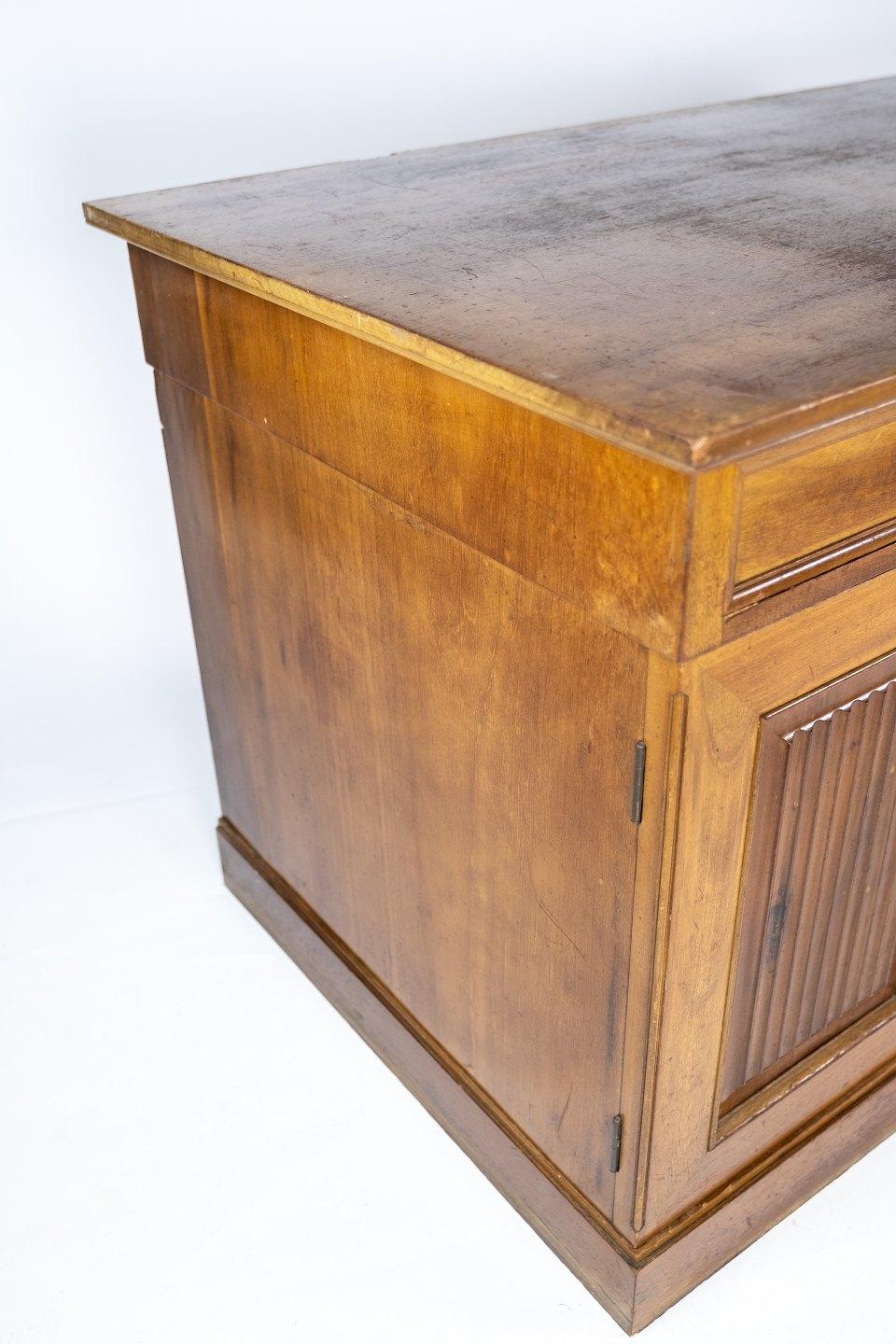 Large writing desk of light mahogany, in great antique condition from the 1920s.
   