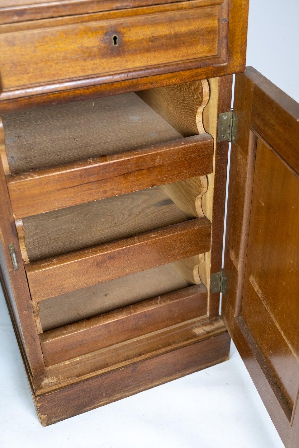 Large Writing Desk of Light Mahogany, in Great Antique Condition from the 1920s In Good Condition In Lejre, DK