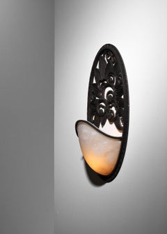 Großer Wandleuchter aus Schmiedeeisen und Alabaster im Stil von Raymond Subes