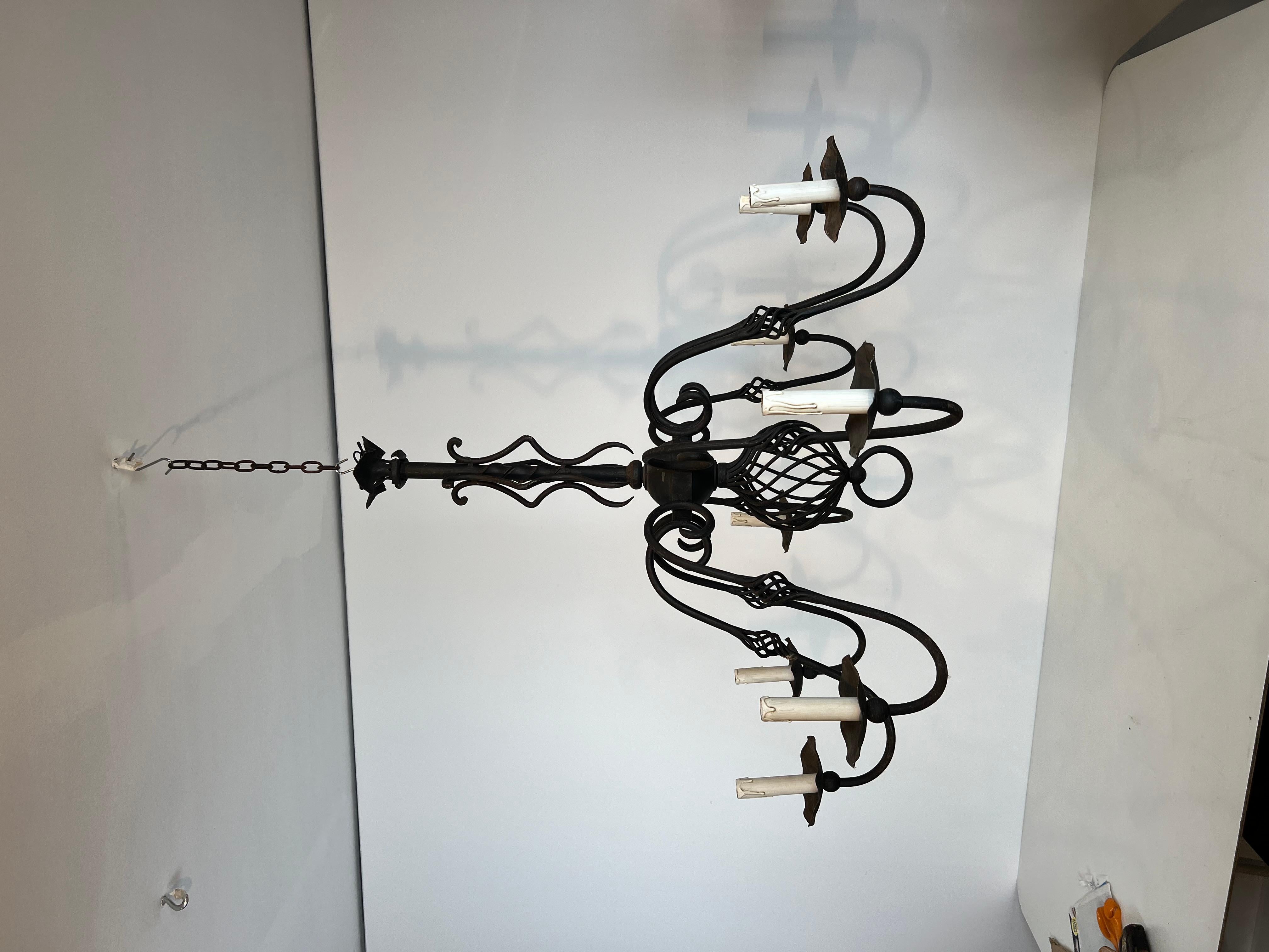 gran araña de hierro forjado con 8 luces. Obra francesa. Alrededor de 1950 en venta 5