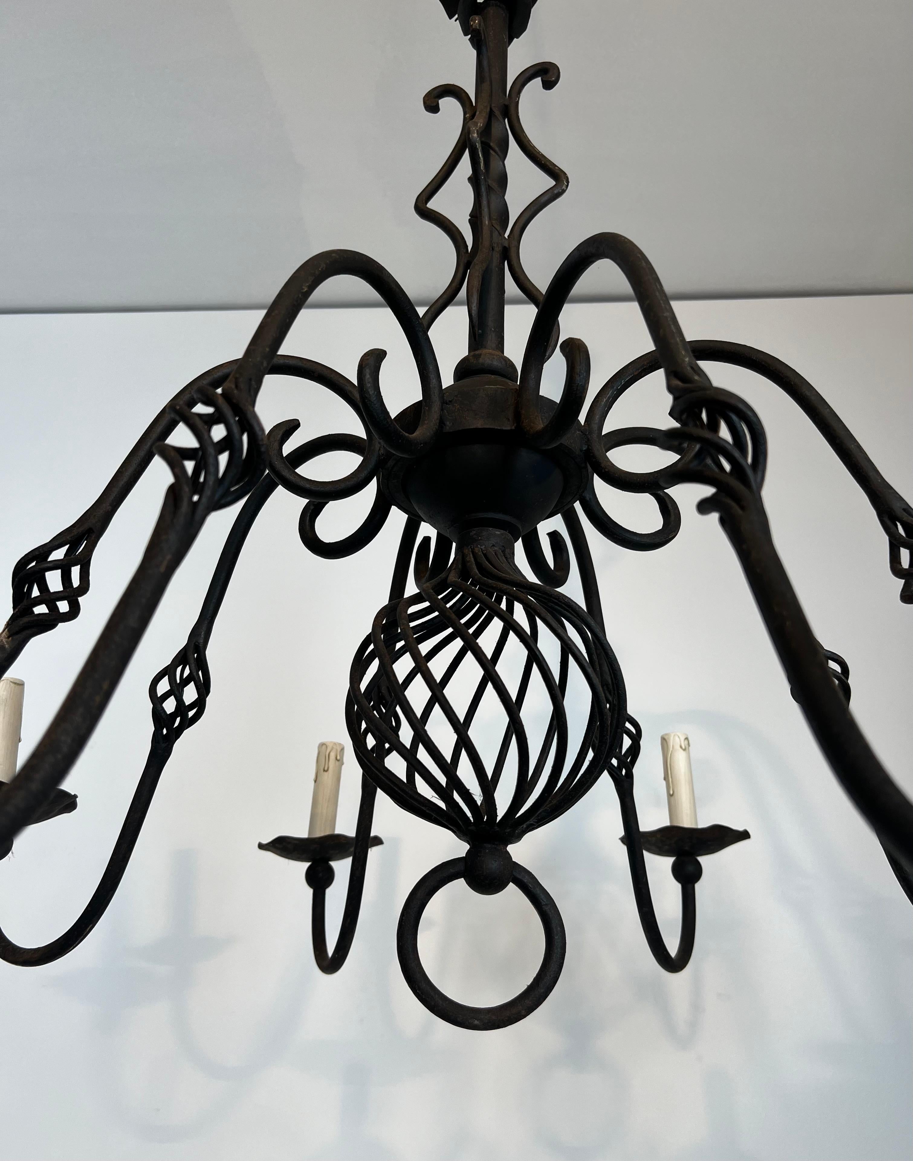gran araña de hierro forjado con 8 luces. Obra francesa. Alrededor de 1950 en venta 9
