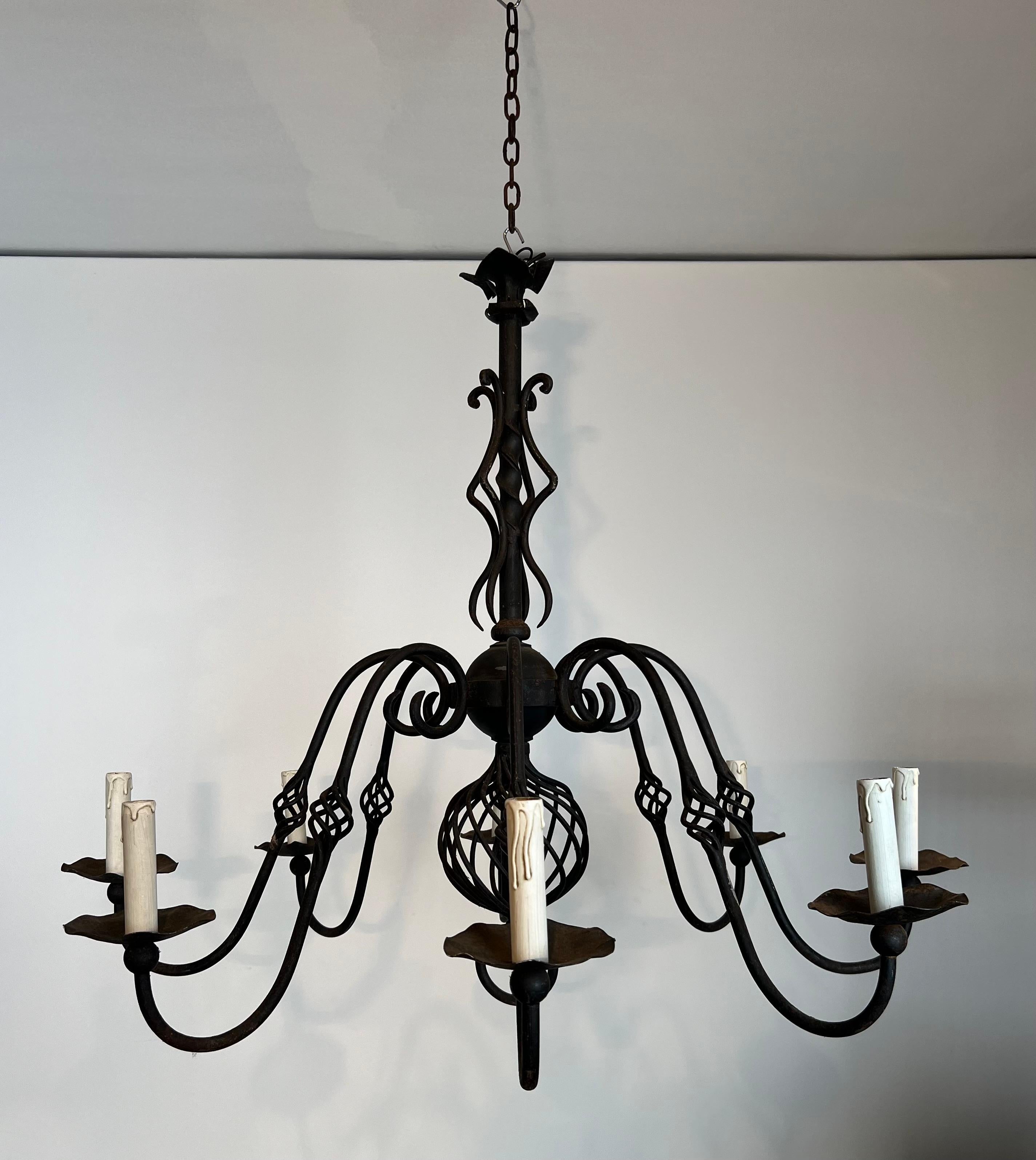 gran araña de hierro forjado con 8 luces. Obra francesa. Alrededor de 1950 Gótico en venta