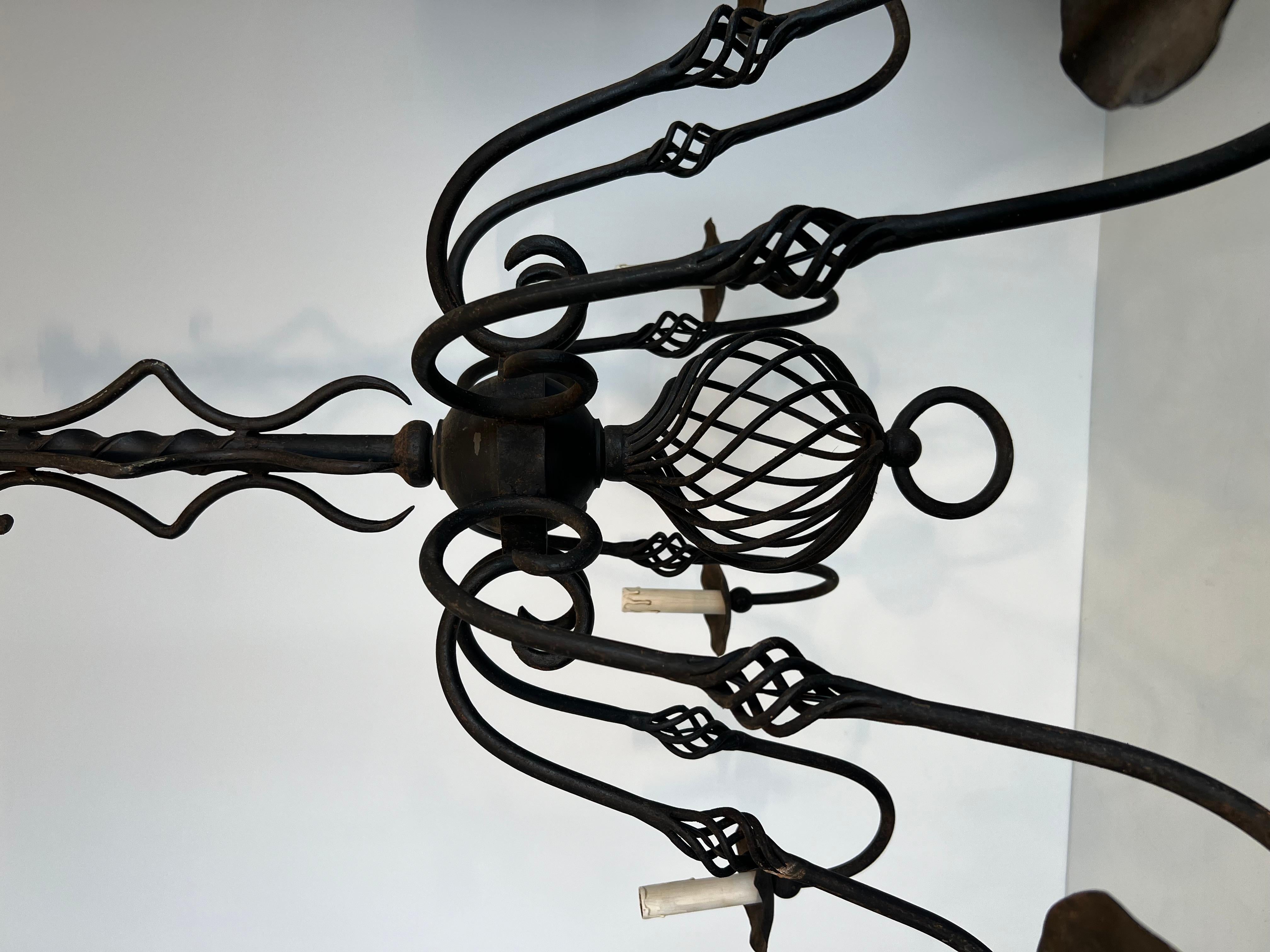 gran araña de hierro forjado con 8 luces. Obra francesa. Alrededor de 1950 en venta 1