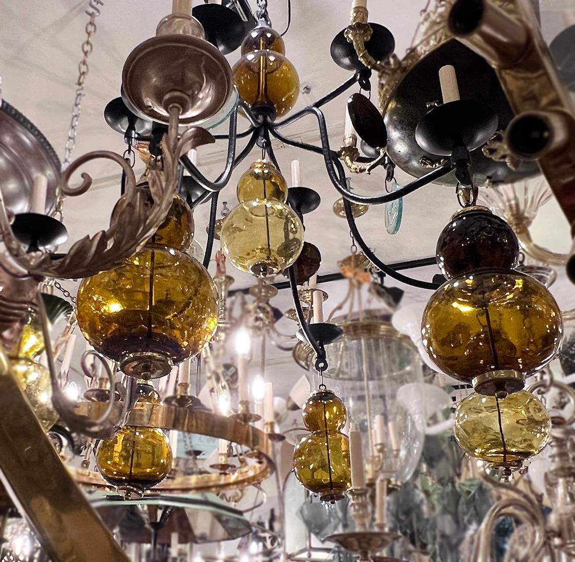 Svedese Grande lampadario in ferro battuto con elementi in vetro in vendita