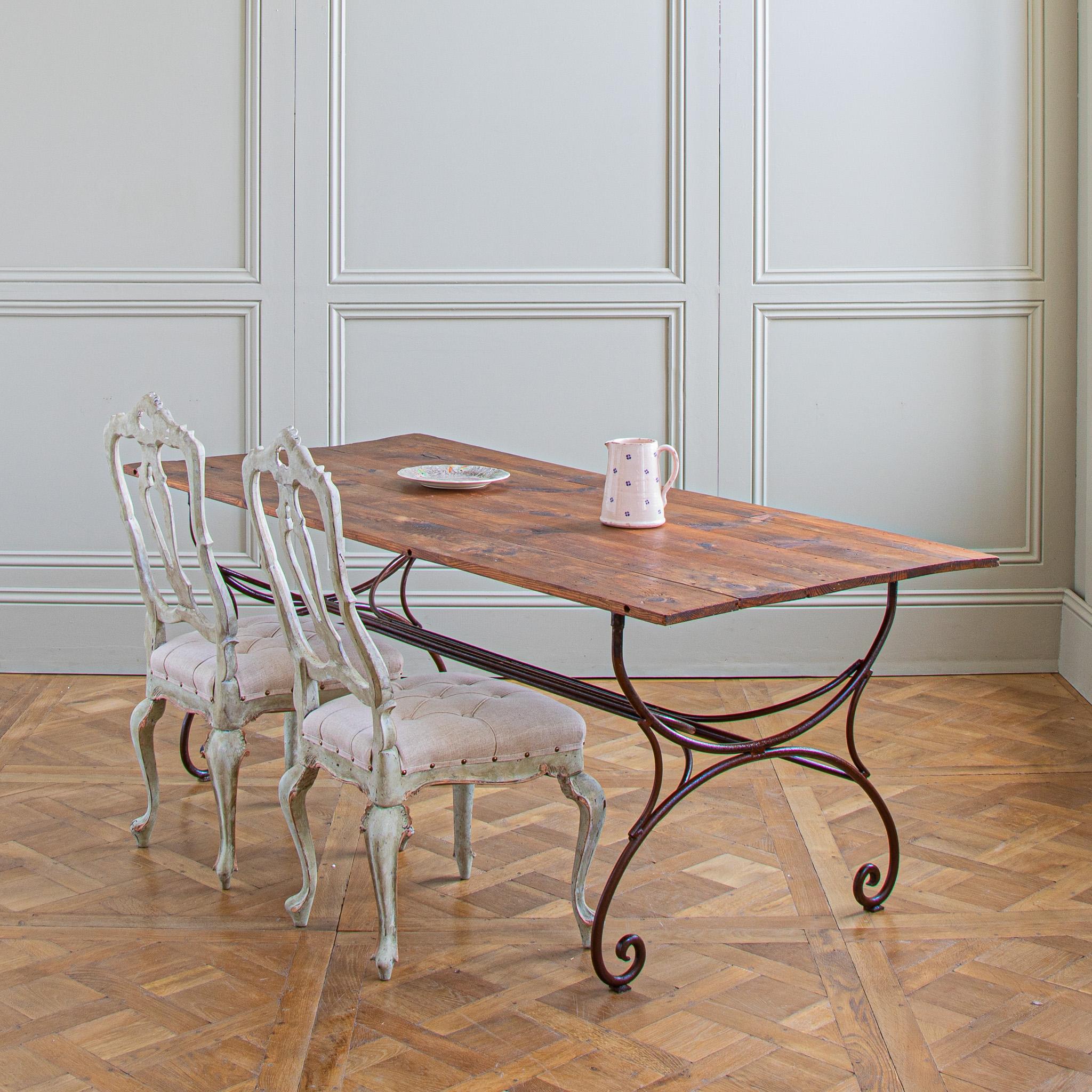 20ième siècle Grande table de salle à manger ou de jardin rustique en fer forgé français en vente