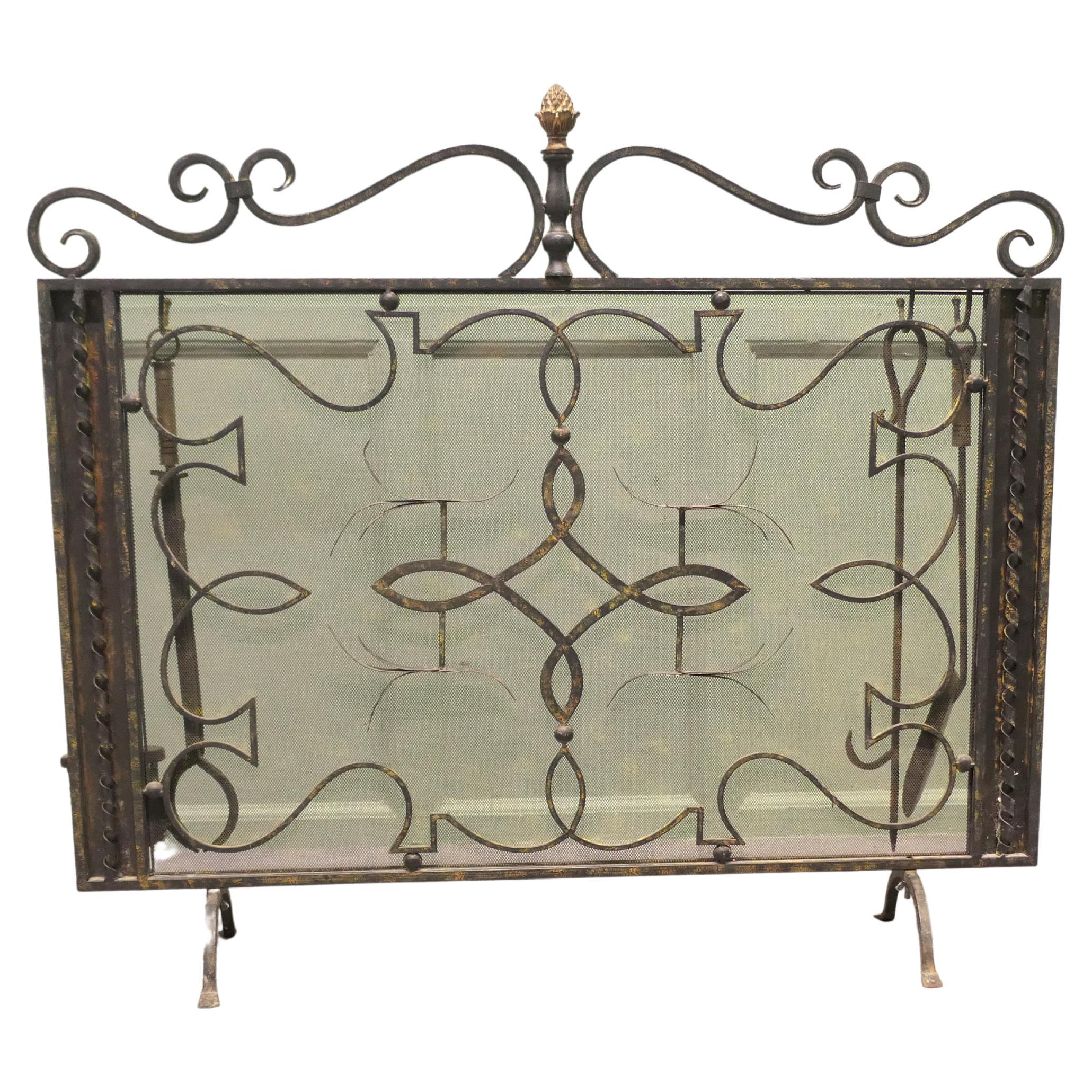 Grande parafuoco in ferro battuto, con ferri da stiro Si tratta di un pezzo molto attraente in vendita