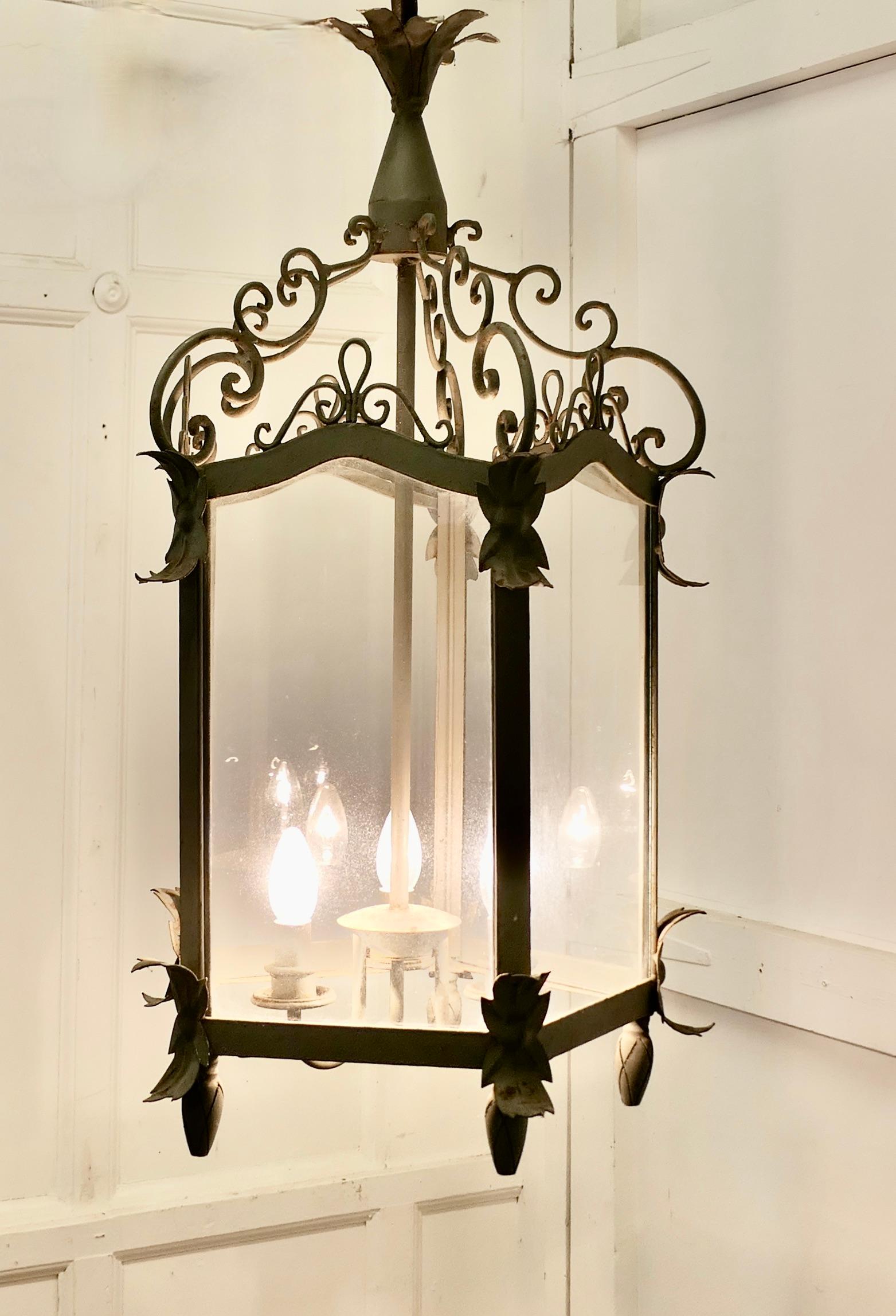 Gran lámpara de salón francesa de hierro forjado Arts and Crafts

Se trata de un farol de pasillo o pórtico muy grande tiene 5 lados, en la parte superior está decorado con rizos de hierro
Se trata de una pieza grande y muy impresionante, de color