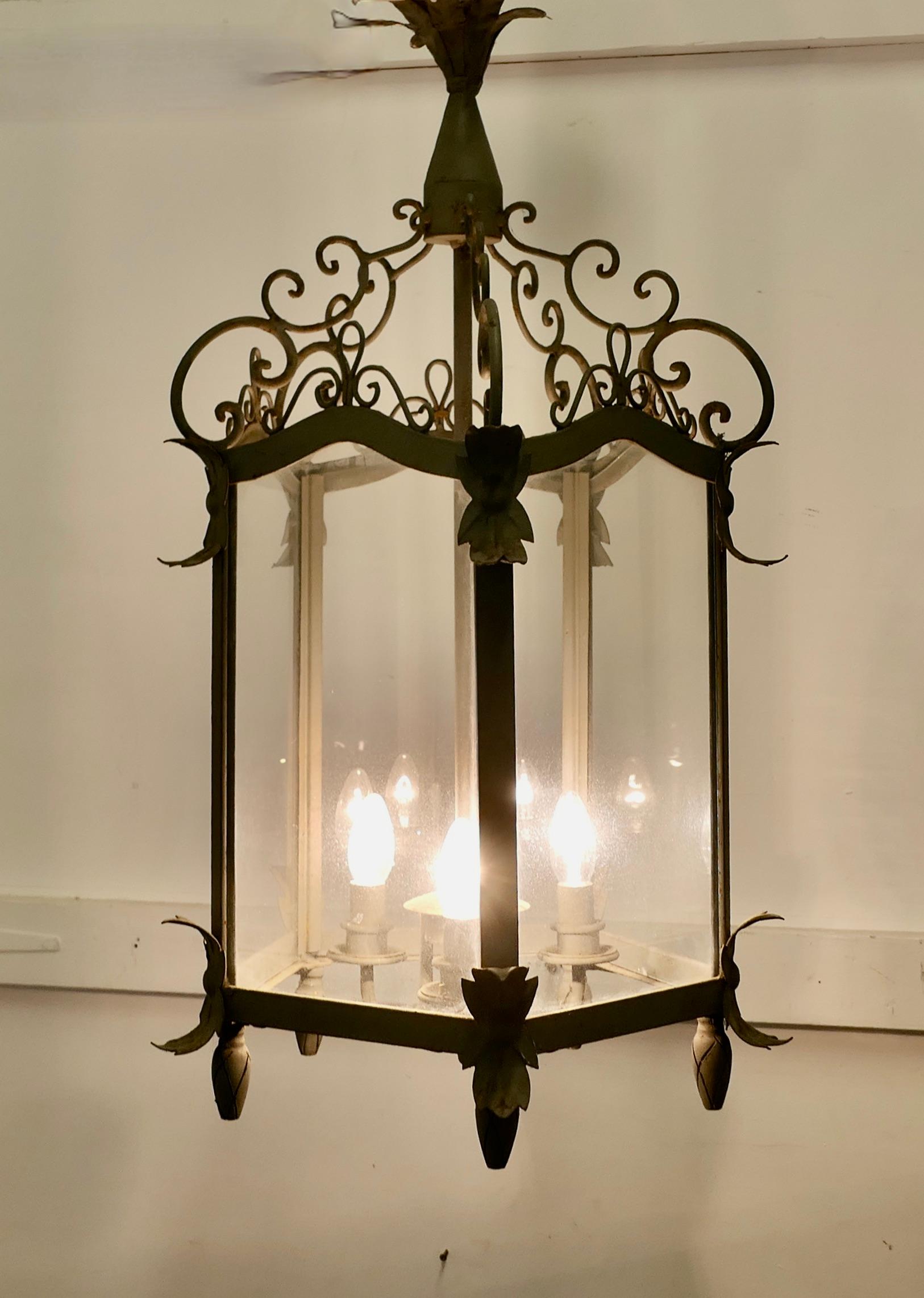 Gran lámpara de salón francesa de hierro forjado Arts and Crafts Artes y manualidades en venta