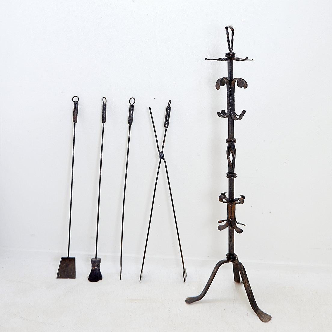 Grande set di utensili per caminetto in ferro battuto: H. H. 127 cm in vendita 5
