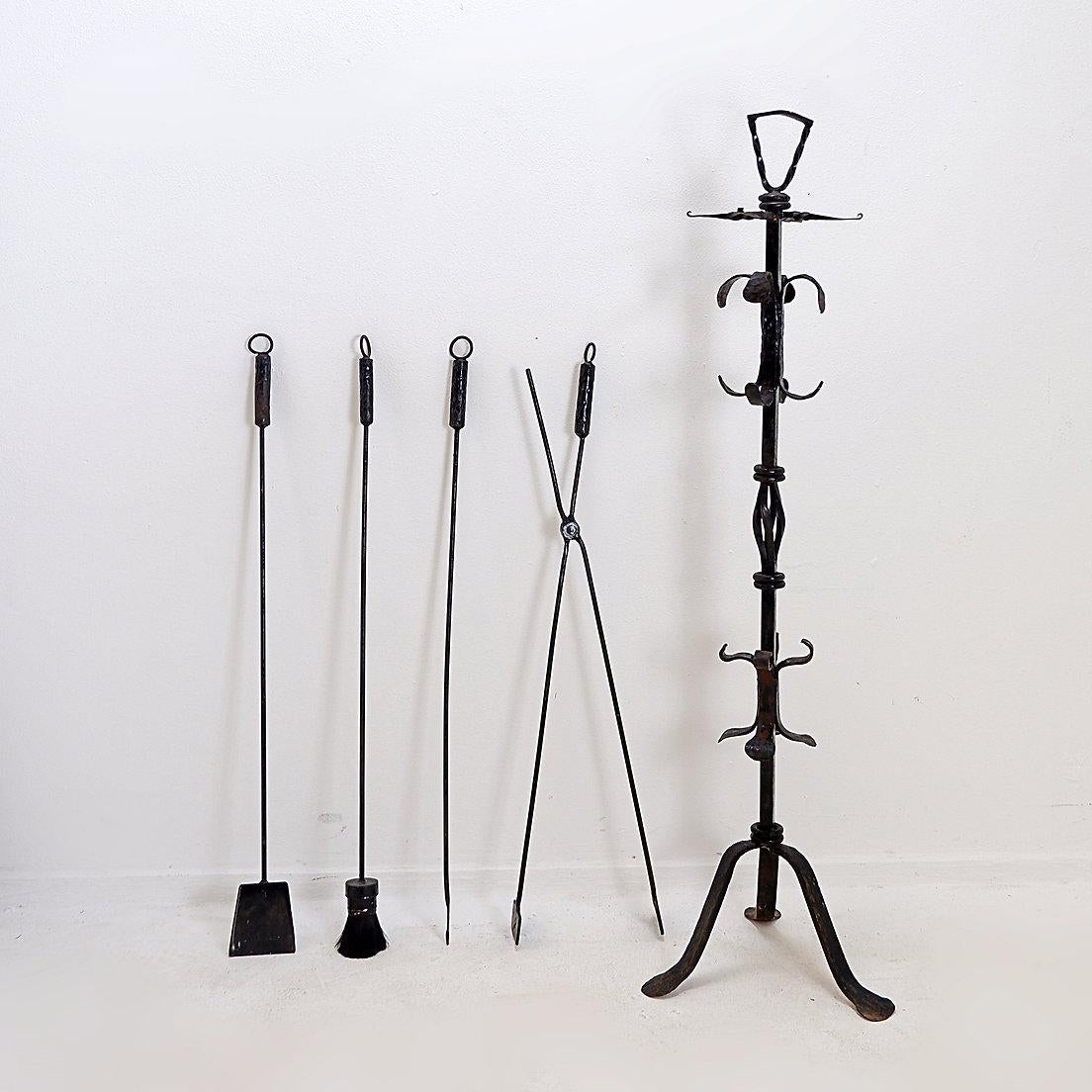 Grande set di utensili per caminetto in ferro battuto: H. H. 127 cm
Set per caminetto - Vintage
Misure: 36x41cm H. 127cm 
Peso :  ~ 15kg
Materiali : Ferro battuto
Usura coerente con l'età e l'uso