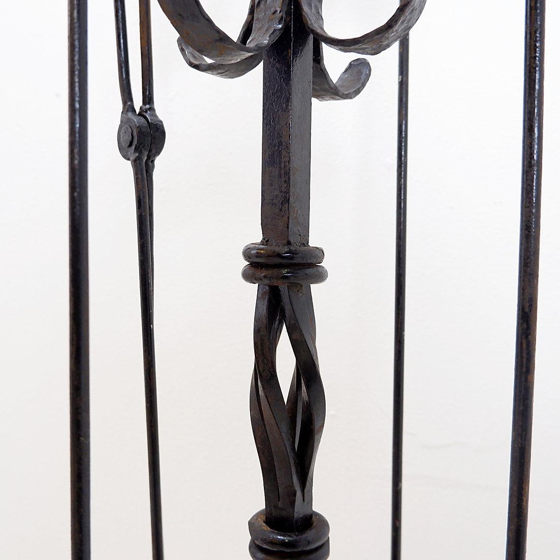 XX secolo Grande set di utensili per caminetto in ferro battuto: H. H. 127 cm in vendita