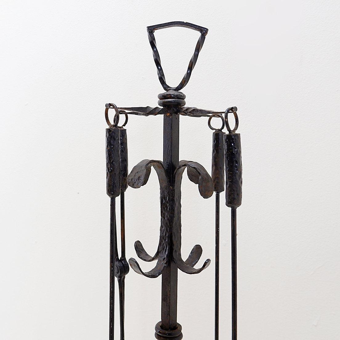 Grande set di utensili per caminetto in ferro battuto: H. H. 127 cm in vendita 2