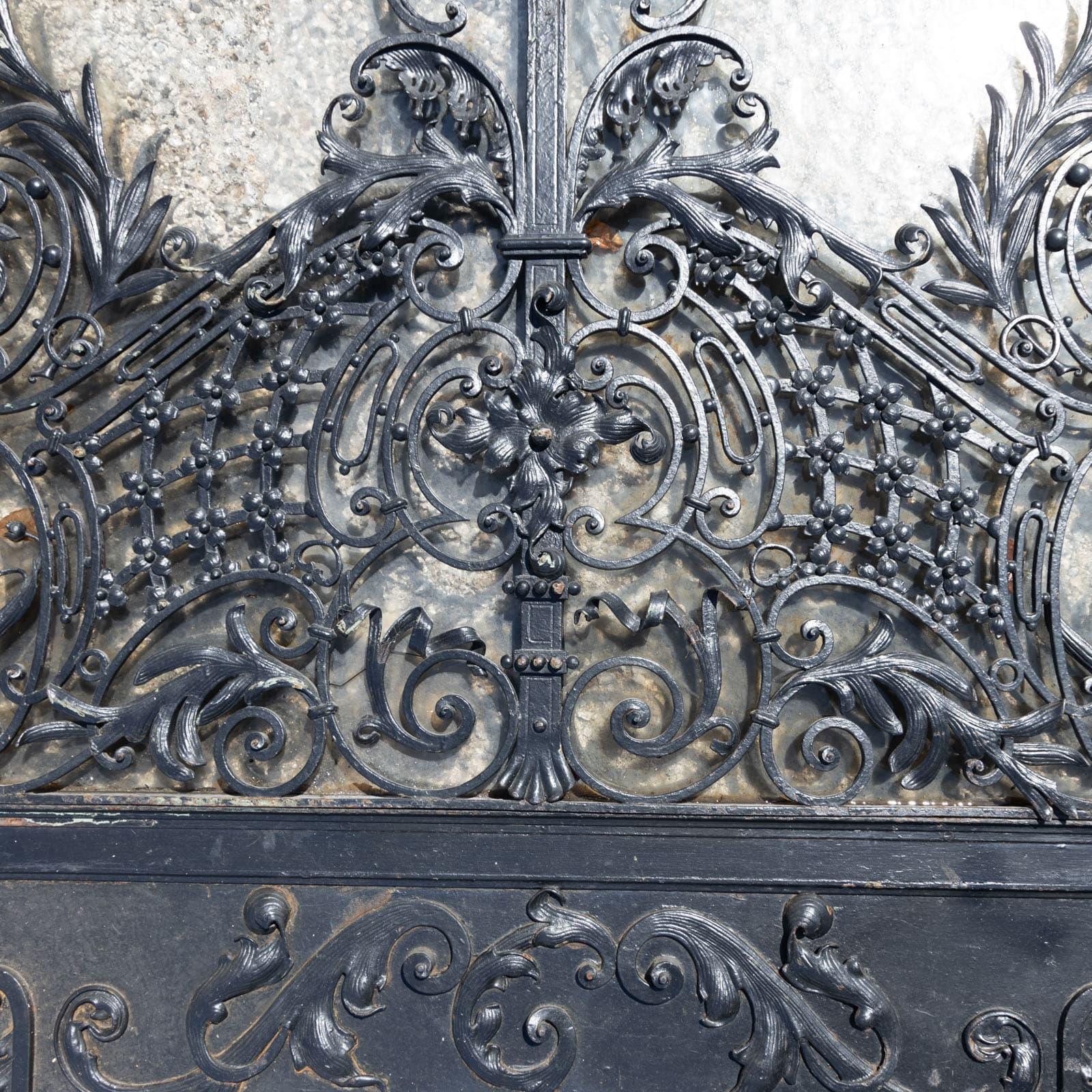 Grande portale in ferro battuto con doppie porte vetrate, probabilmente in Francia, fine del XIX secolo. In condizioni buone in vendita a Greding, DE