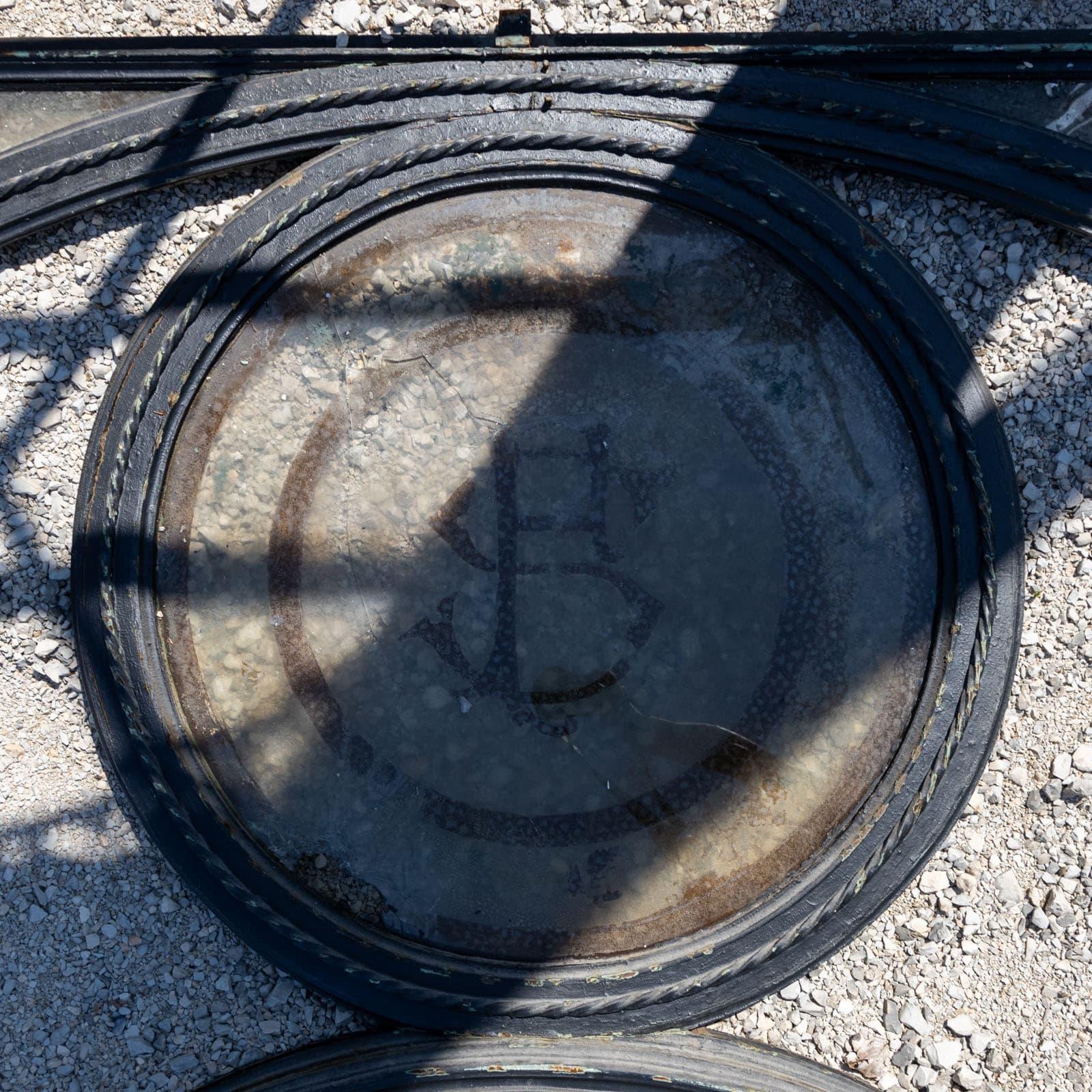 Grande portale in ferro battuto con doppie porte vetrate, probabilmente in Francia, fine del XIX secolo. in vendita 1