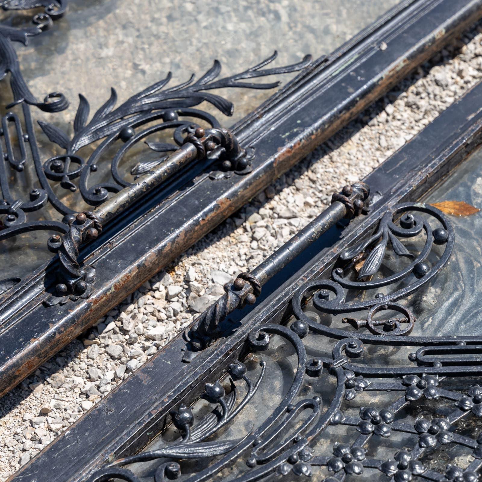 Grande portale in ferro battuto con doppie porte vetrate, probabilmente in Francia, fine del XIX secolo. in vendita 2