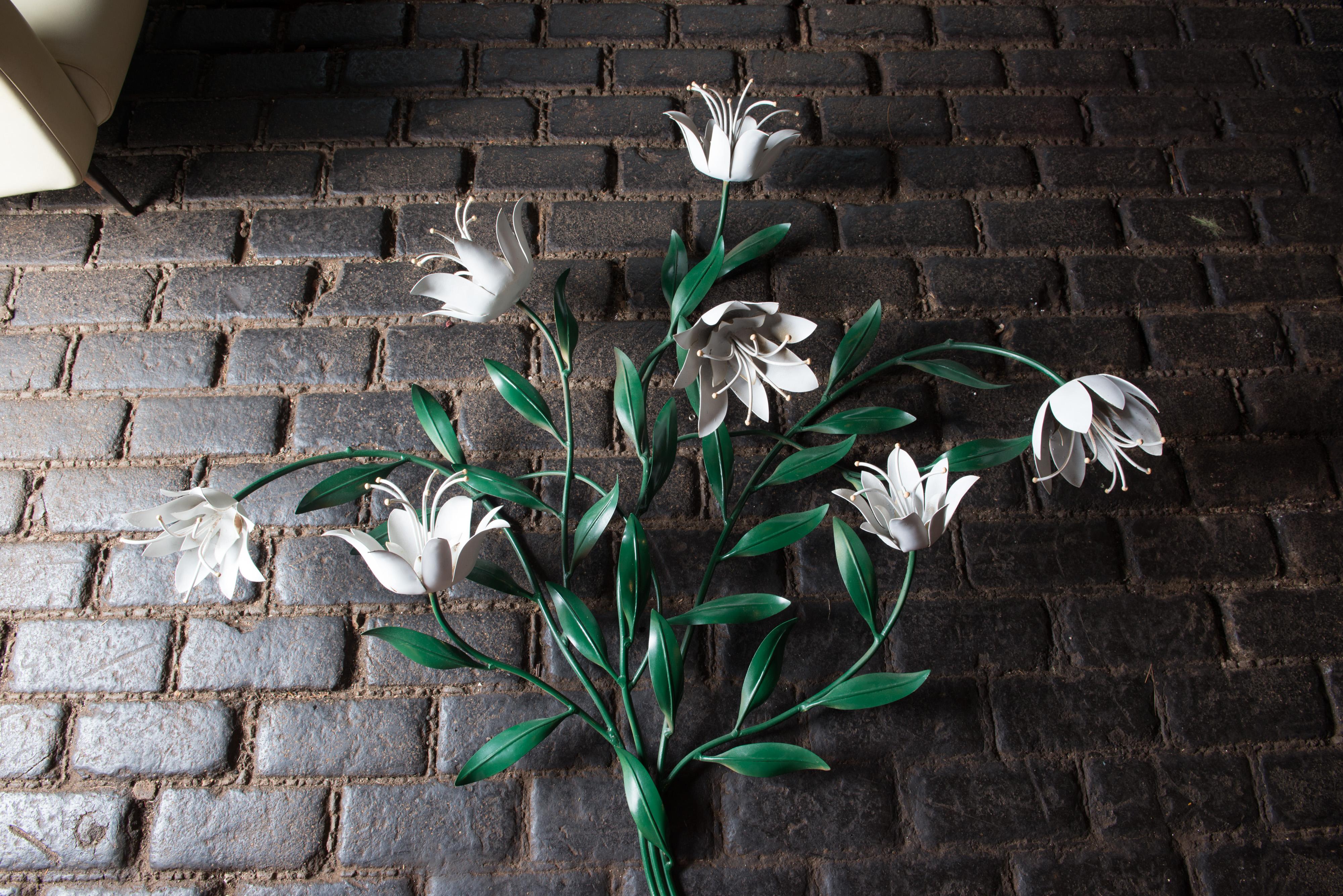 Großer schmiedeeiserner tulpenartiger Blumen-Wandschmuck. Grün bemalte Stängel und Blätter und weiße Blüten. Hergestellt in Italien.
  