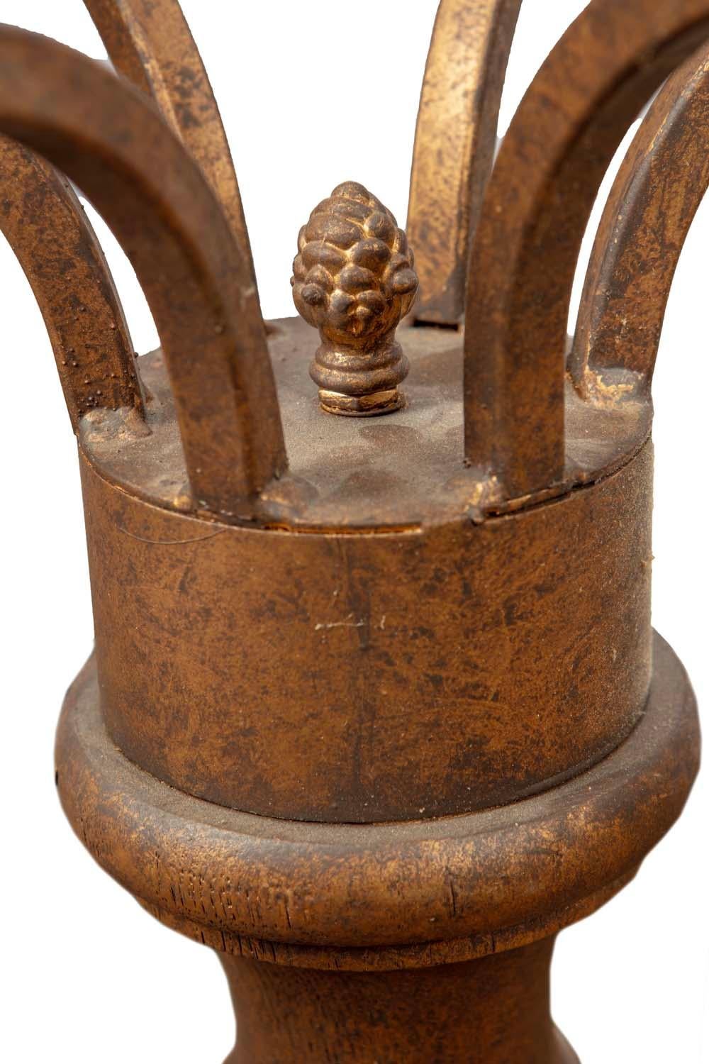 Francese Grande lampadario a due piani in ferro battuto con foglie d'oro in vendita