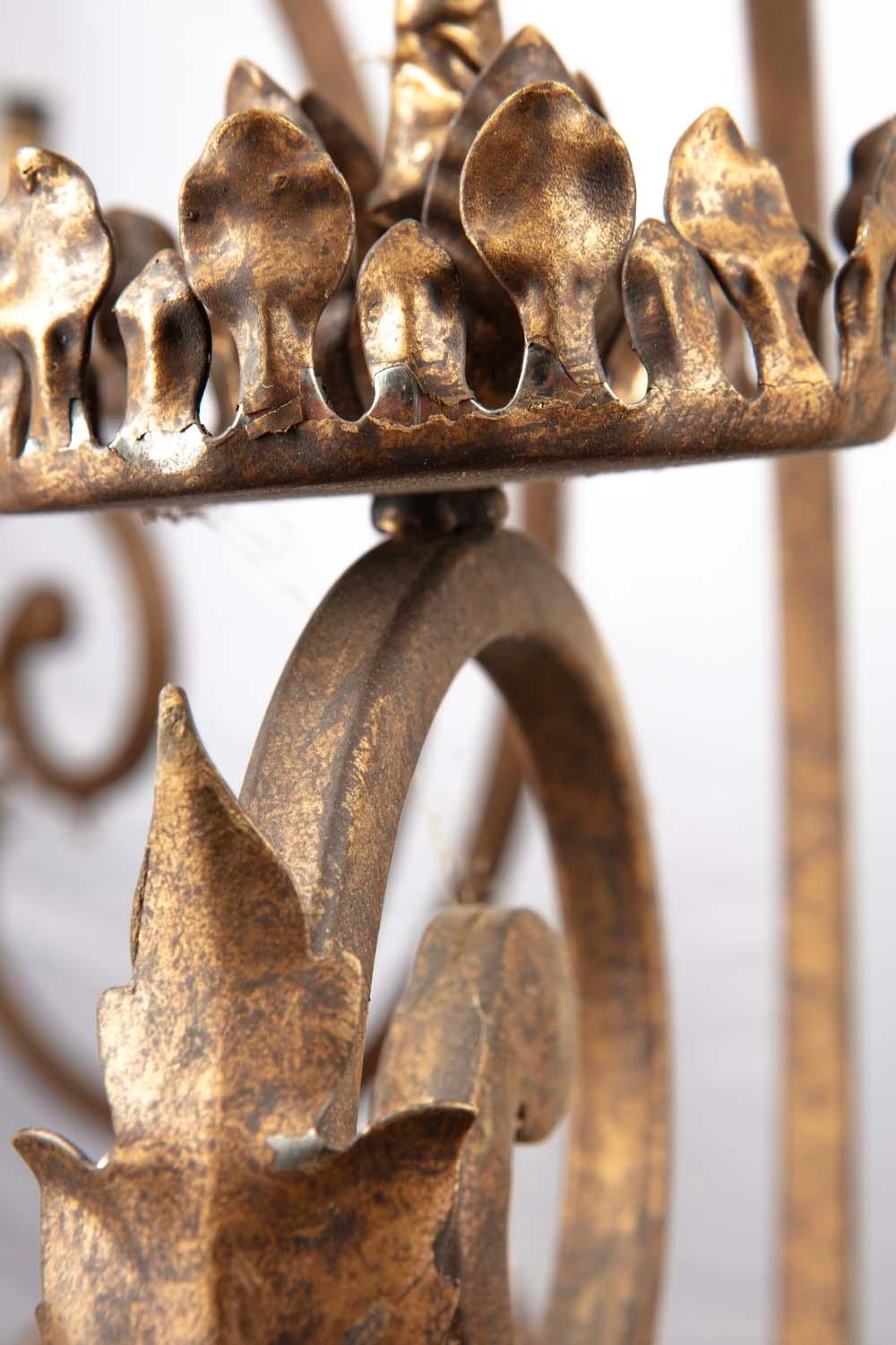 Ottone Grande lampadario a due piani in ferro battuto con foglie d'oro in vendita