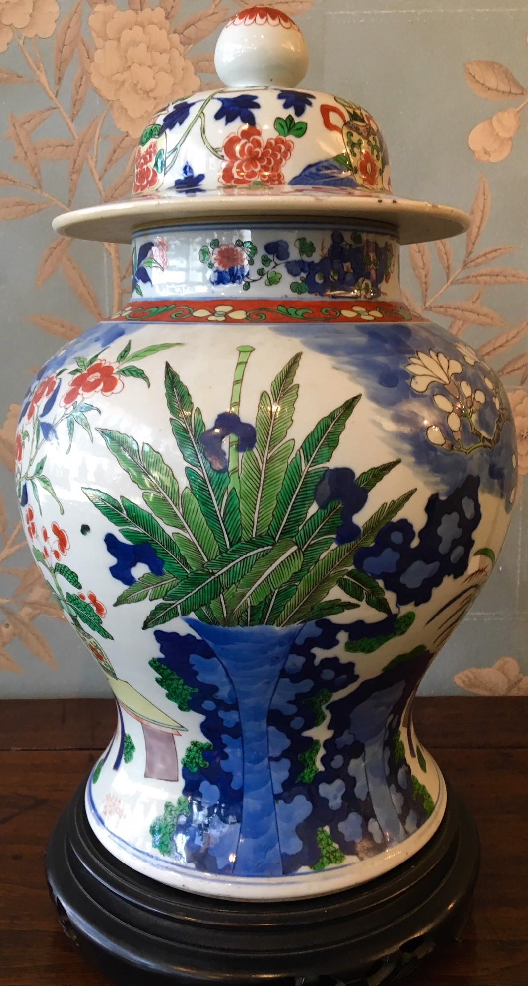 Large Wucai Temple Jar with Base In Good Condition For Sale In New York, NY