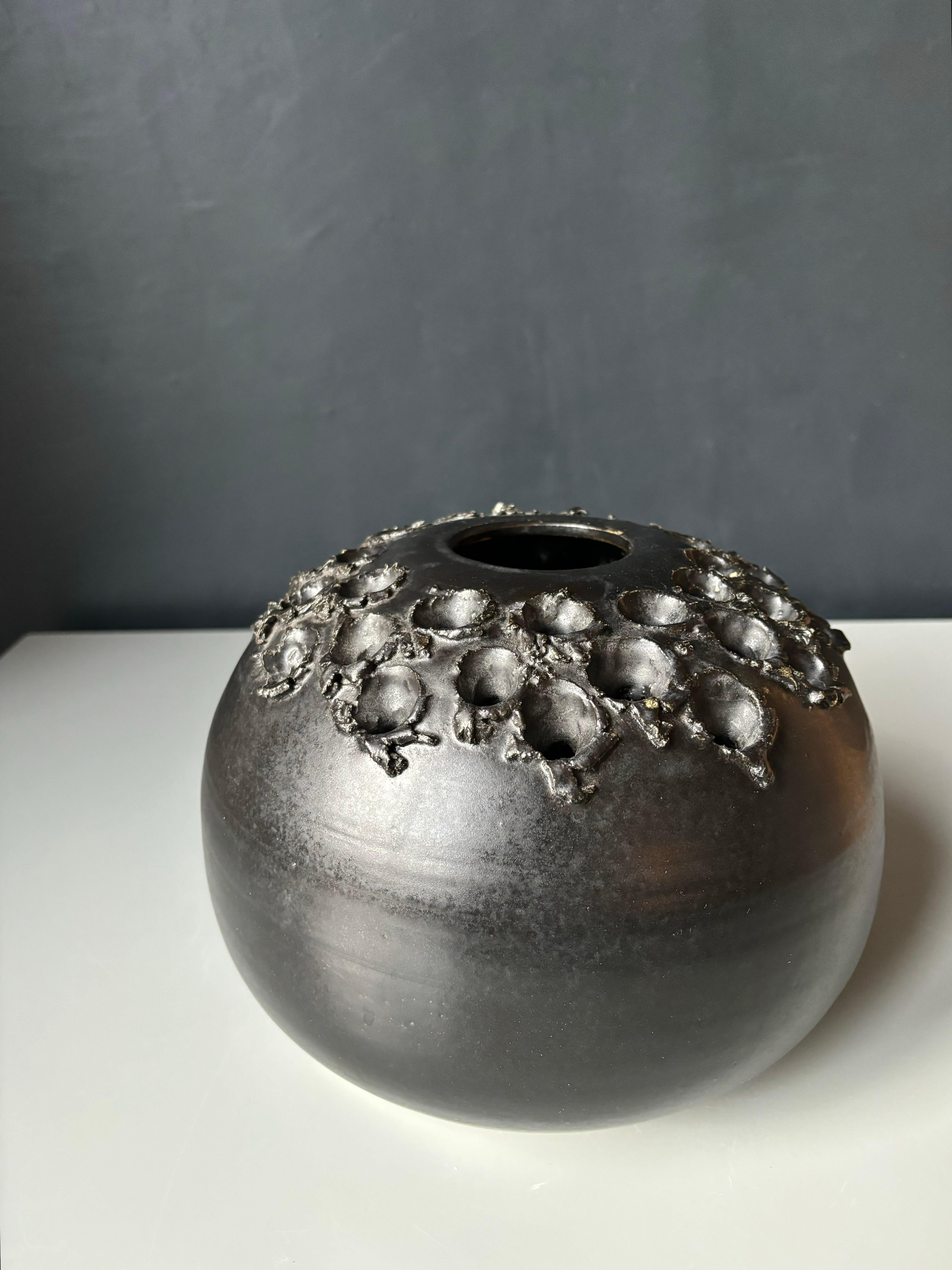 Fatto a mano Grande vaso rustico Würtz in gres antracite, anni '70 in vendita