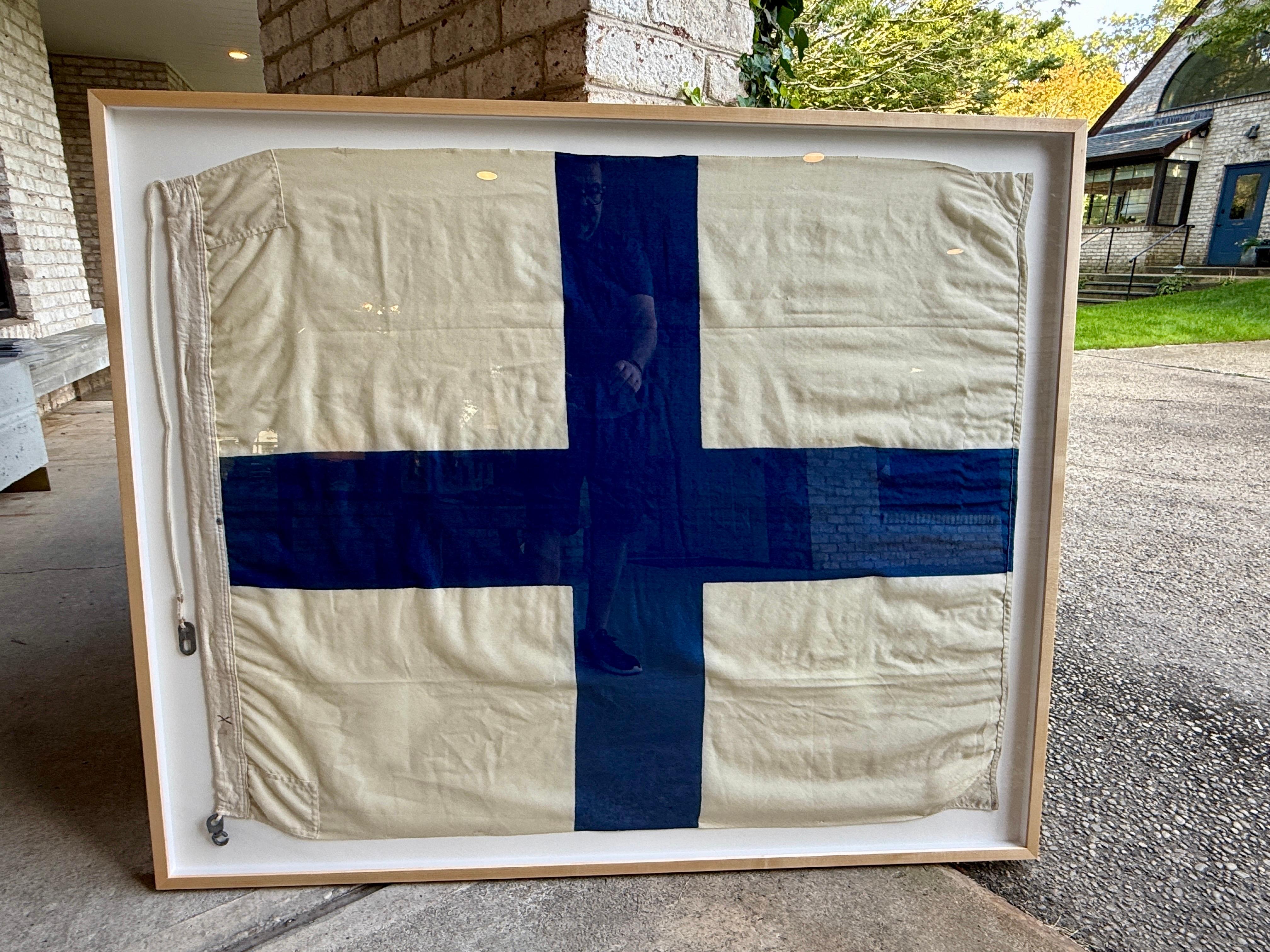 Große Signalflagge aus dem Zweiten Weltkrieg / Finnische Nationalflagge (Aluminium) im Angebot