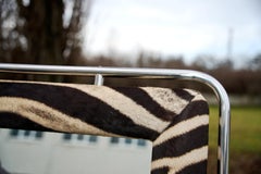 Espejo grande XL de tubo de acero con piel de cebra