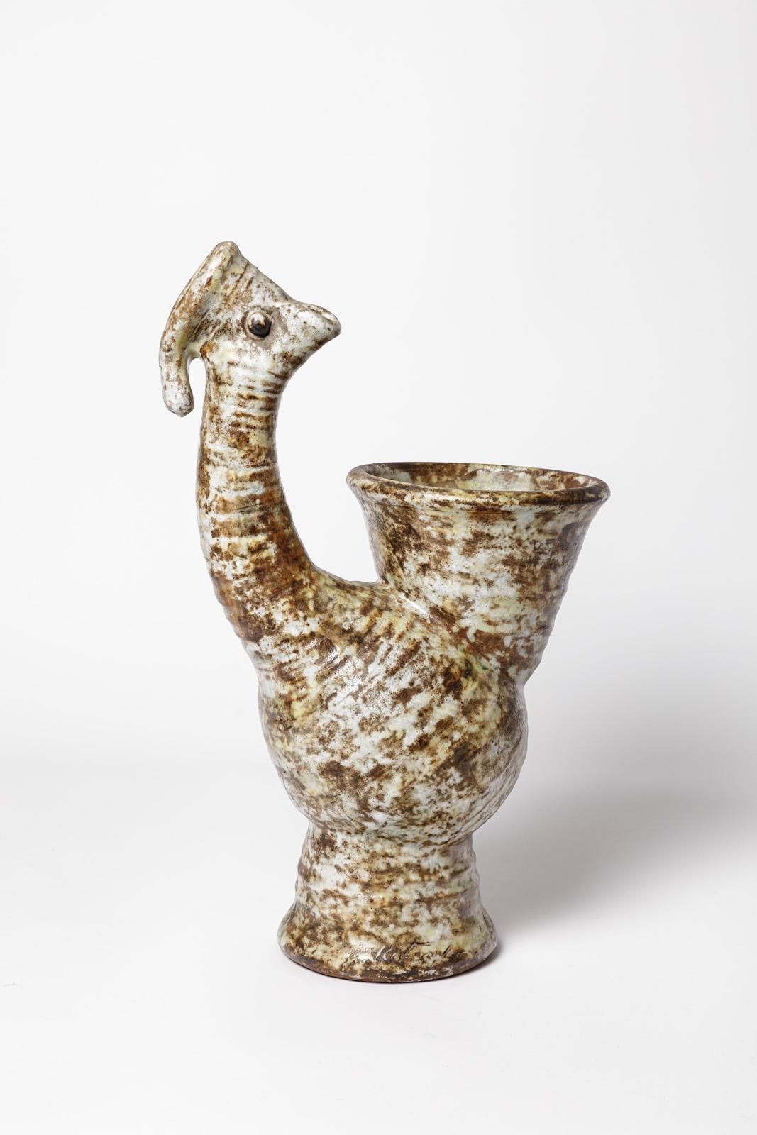Alexandre Kostanda (1921-2017) - Vallauris

Grand vase ou sculpture abstraite en céramique représentant un coq ou un oiseau.

Couleurs des émaux céramiques blancs et marron clair.

Réalisé vers 1950

Signé à la base.

état original