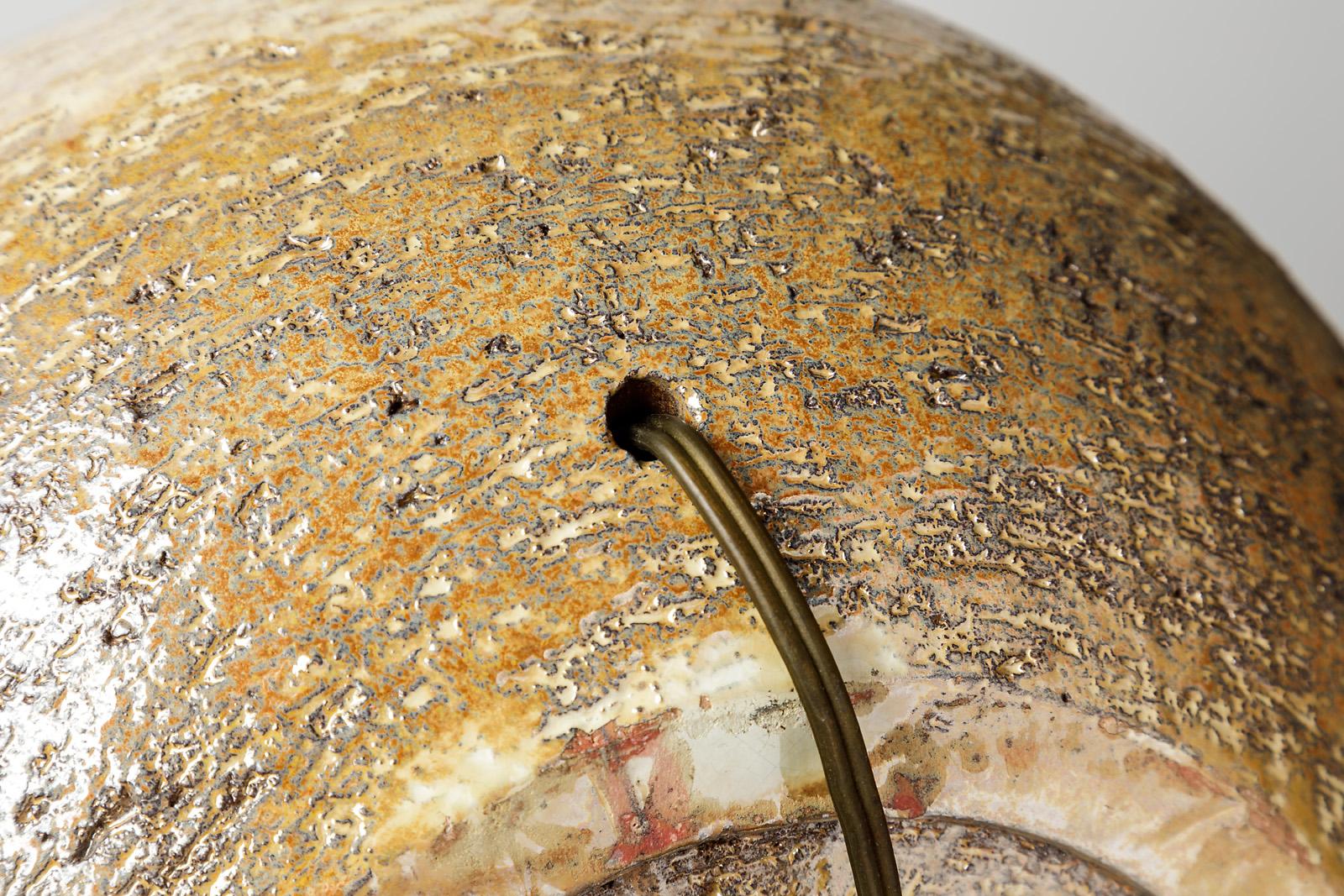 Große Keramik-Tischlampe des 20. Jahrhunderts von Marius Bessone in glänzender Goldfarbe im Zustand „Hervorragend“ im Angebot in Neuilly-en- sancerre, FR